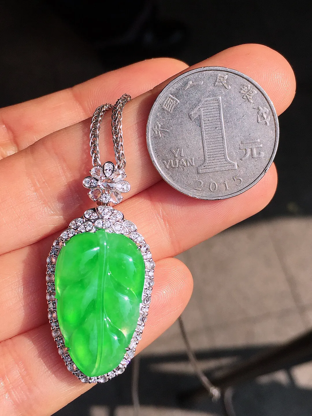 阳绿玉叶吊坠，色泽均匀艳丽，玉质细腻，荧光感超
强，饱满圆润，尽显优雅气质，18k
金豪华镶嵌