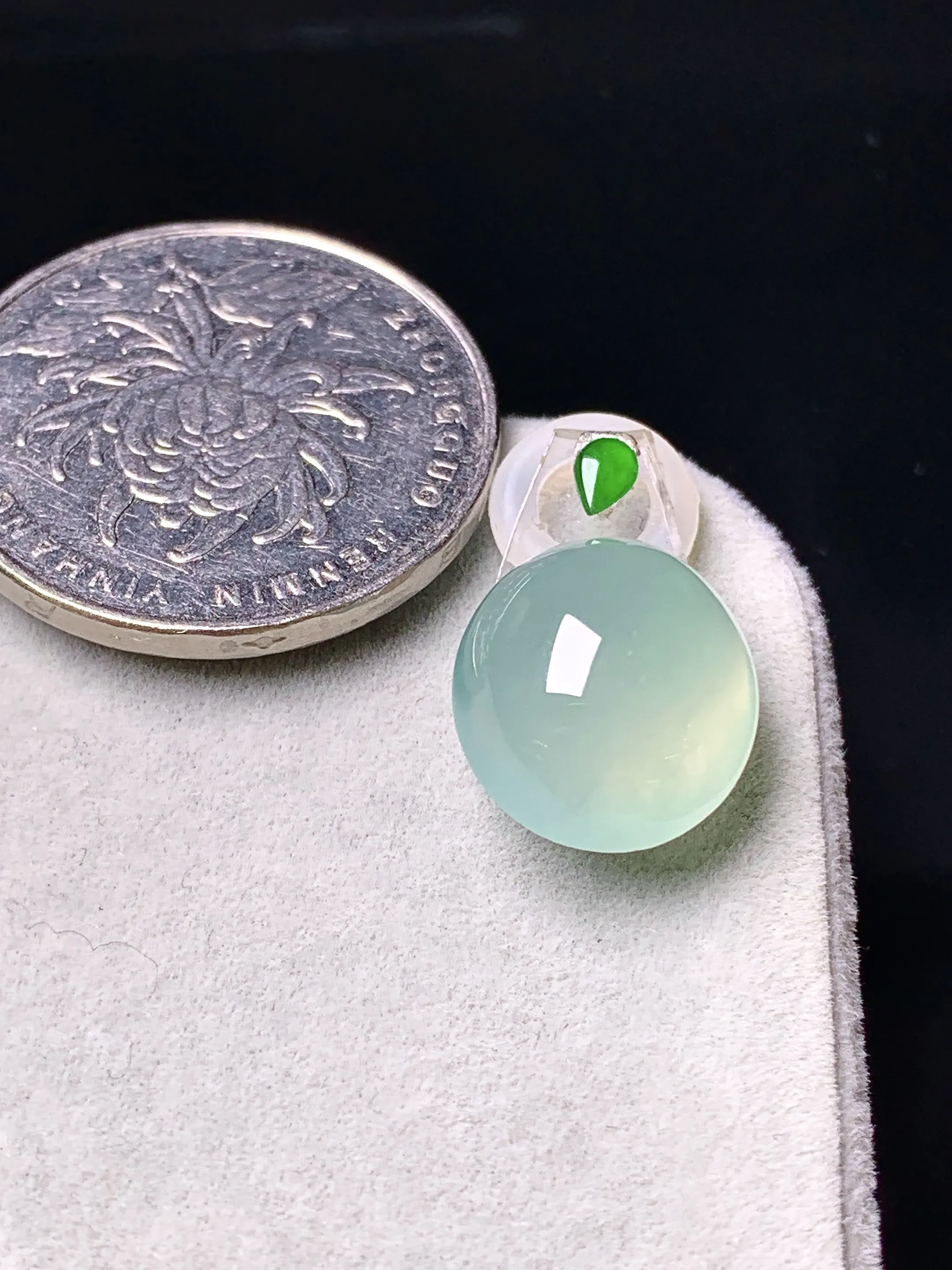 冰种晴底蛋面吊坠 玉质细腻 色泽清新艳丽 整体尺寸13.8*12.3*7.2