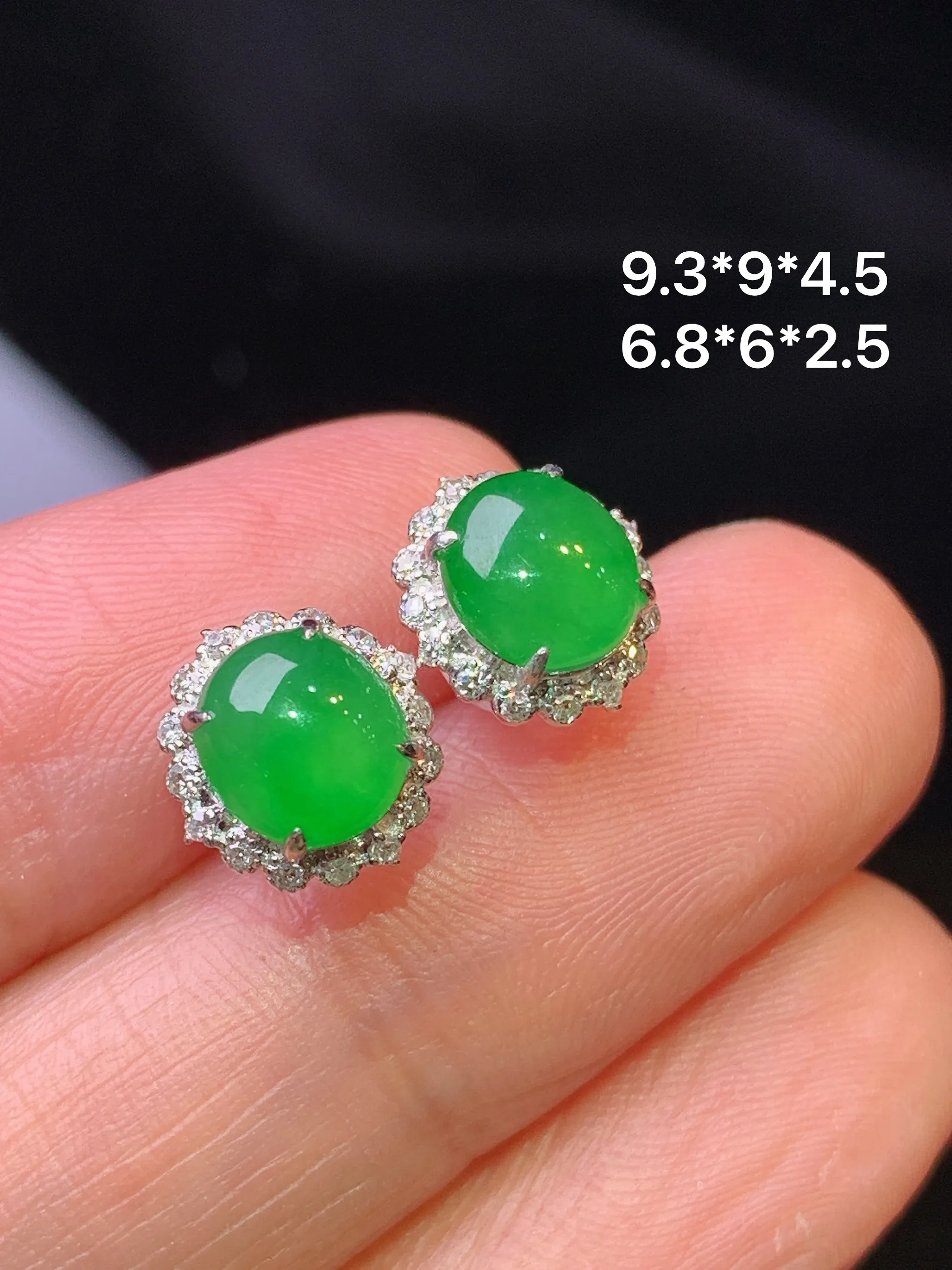 18金钻镶嵌满绿蛋面耳钉 玉质细腻 色泽清新艳丽 整体尺寸9.3*9*4.5