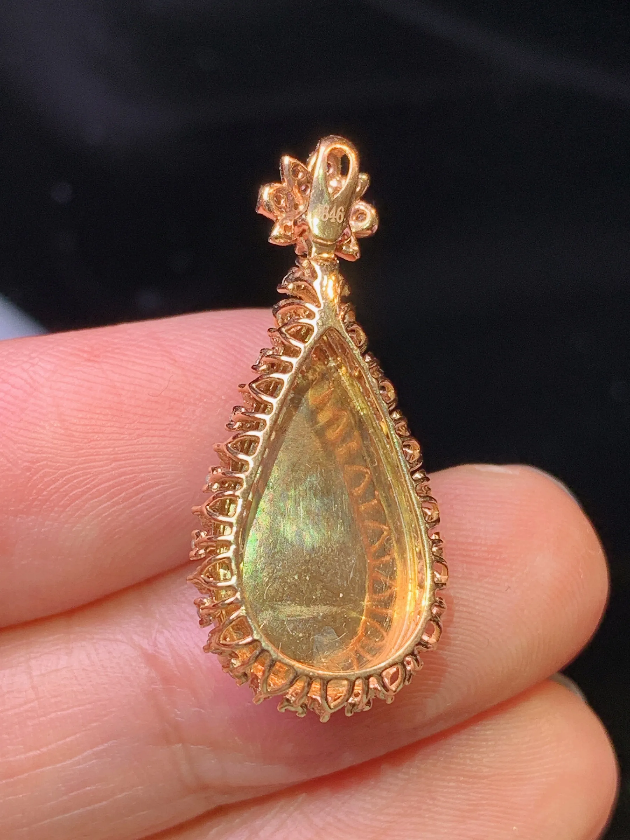 18金钻镶嵌紫罗兰水滴吊坠 玉质细腻 色泽清新艳丽 整体尺寸28.8*13.2*9.2