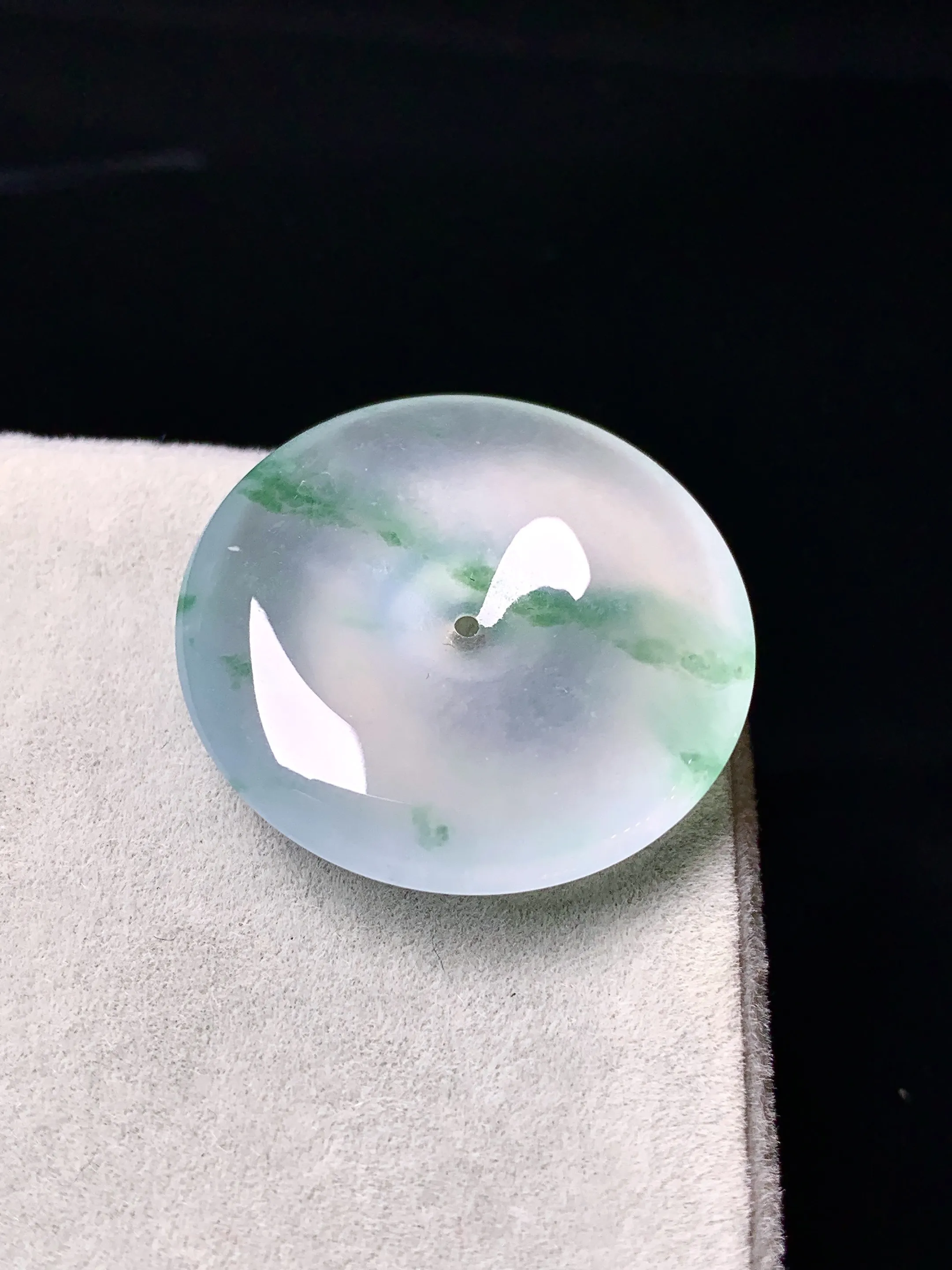 冰种飘绿平安扣吊坠 玉质细腻 色泽清新艳丽 整体尺寸24.2*5.2