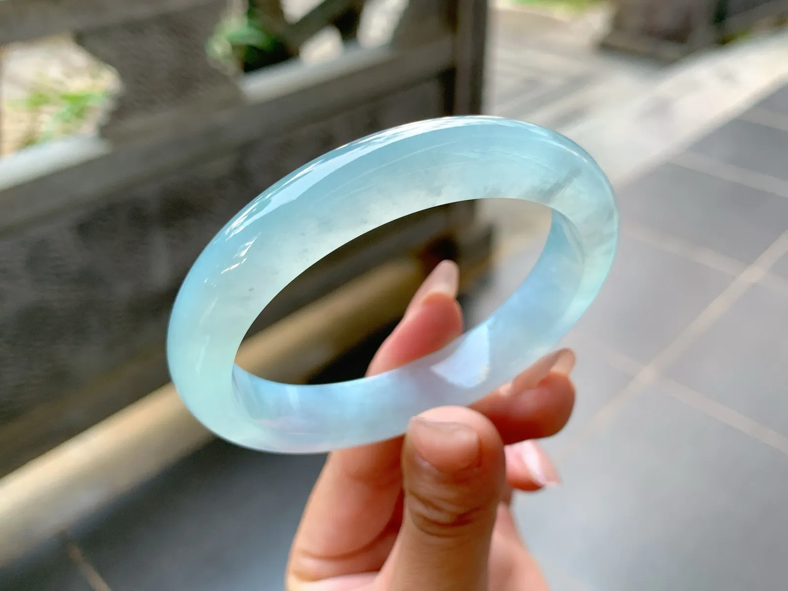 ｜57圈口
冰蓝水贵妃手镯，精致大方，有湖水蓝的透亮感，冰冰的大贵妃