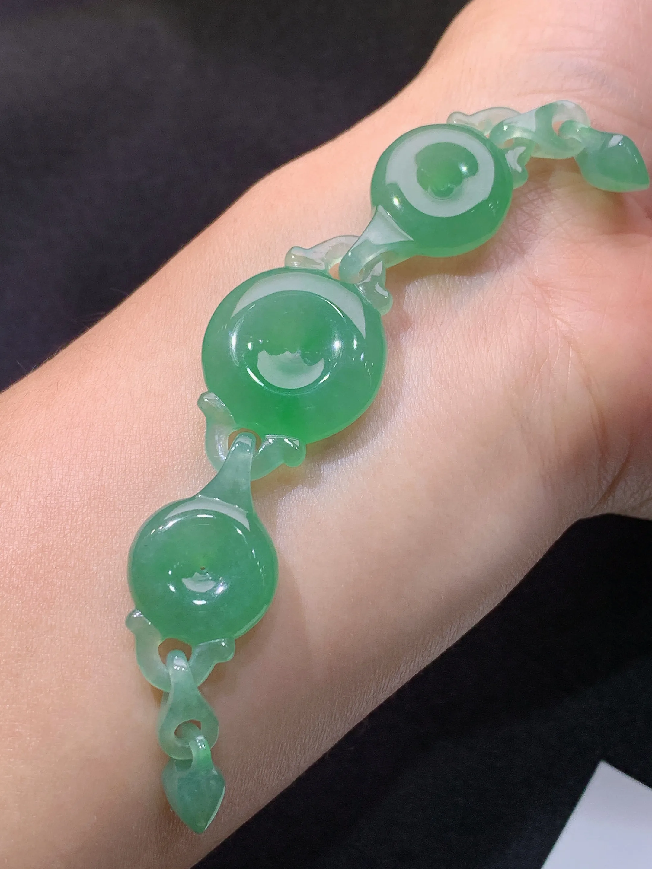 晴绿平安扣手牌 玉质细腻 色泽清新艳丽 整体尺寸108*20*5.7