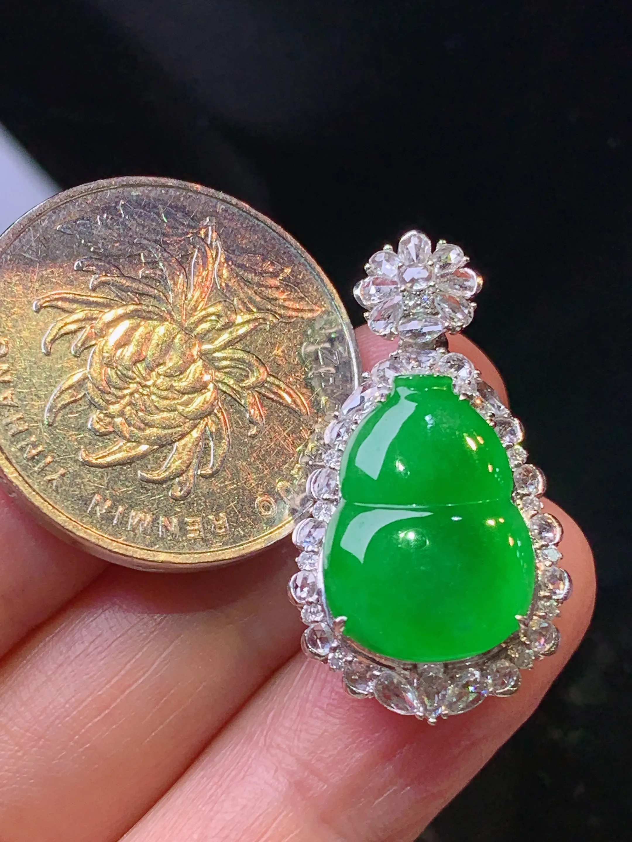 18金钻镶嵌满绿葫芦吊坠 玉质细腻 色泽清新艳丽 整体尺寸29.8*16.2*9.5