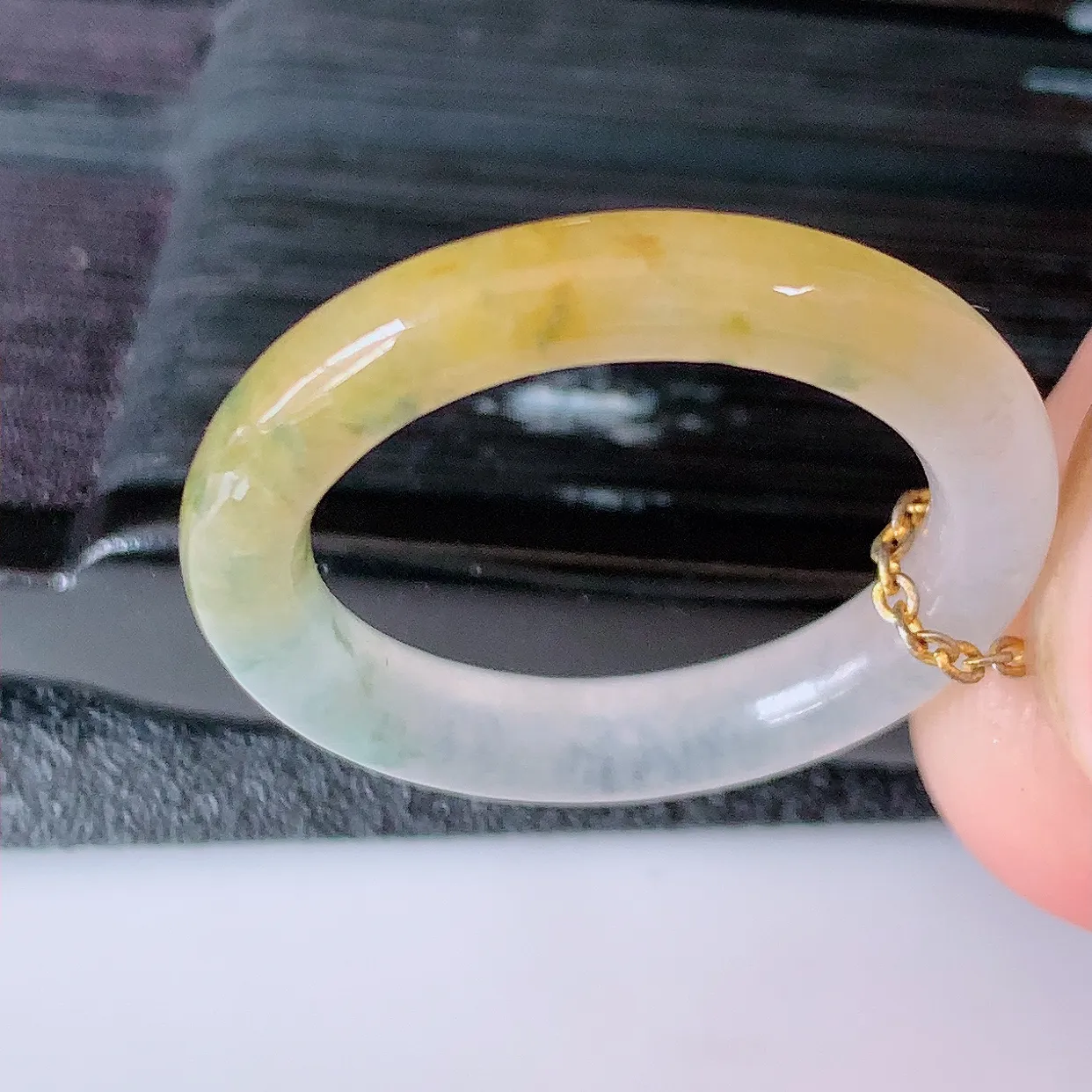 自然光实拍，冰种黄加绿翡翠指环，17mm内径三彩翡翠指环，玉戒指，玉质 莹润，好精美好冰润的指环，14圈口，上手纤巧！#1.16尺寸17-3.6*3.6