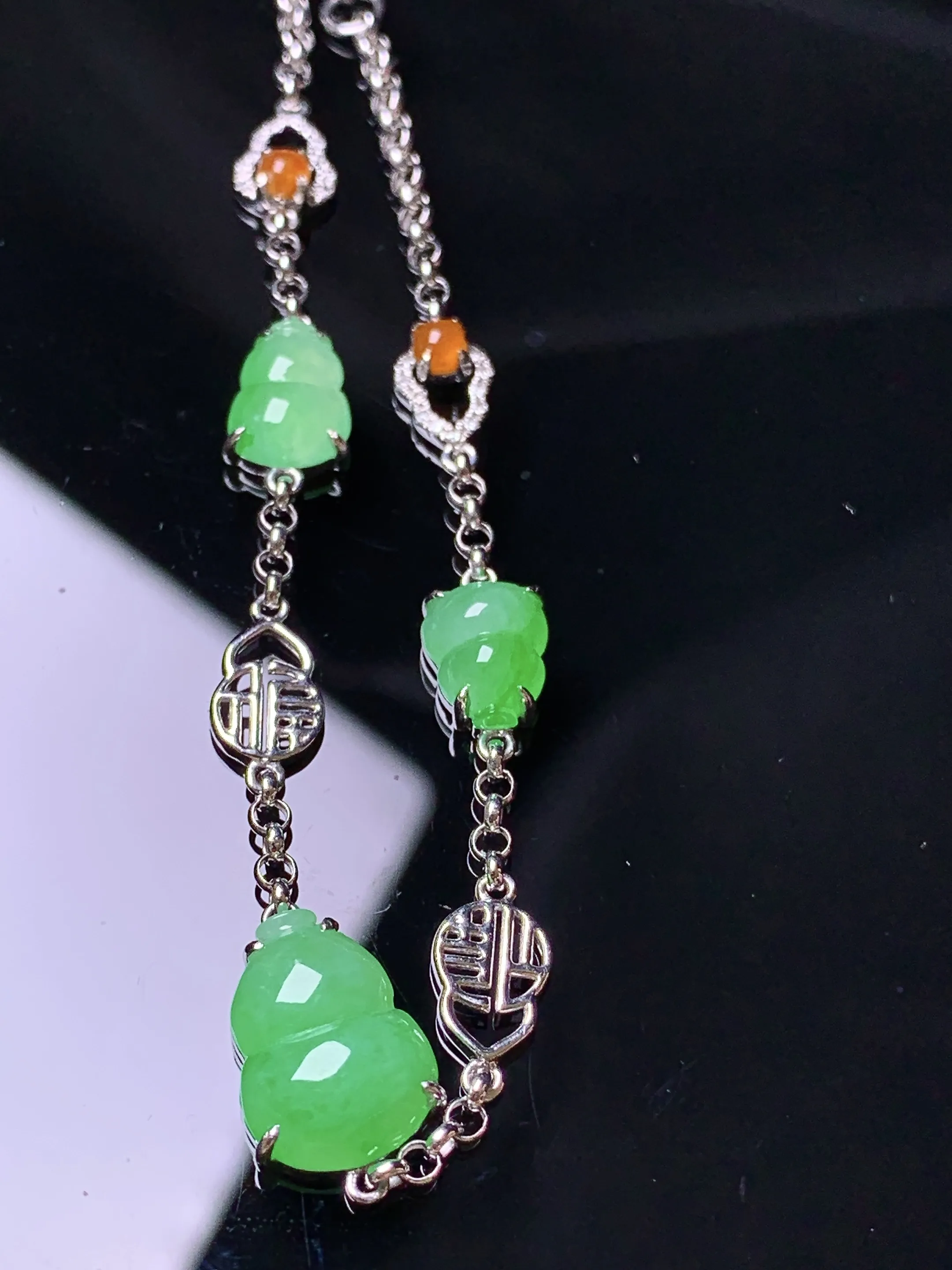 18金镶嵌翠绿葫芦手链 玉质细腻 色泽清新艳丽 整体尺寸11.2*8.5*3.8