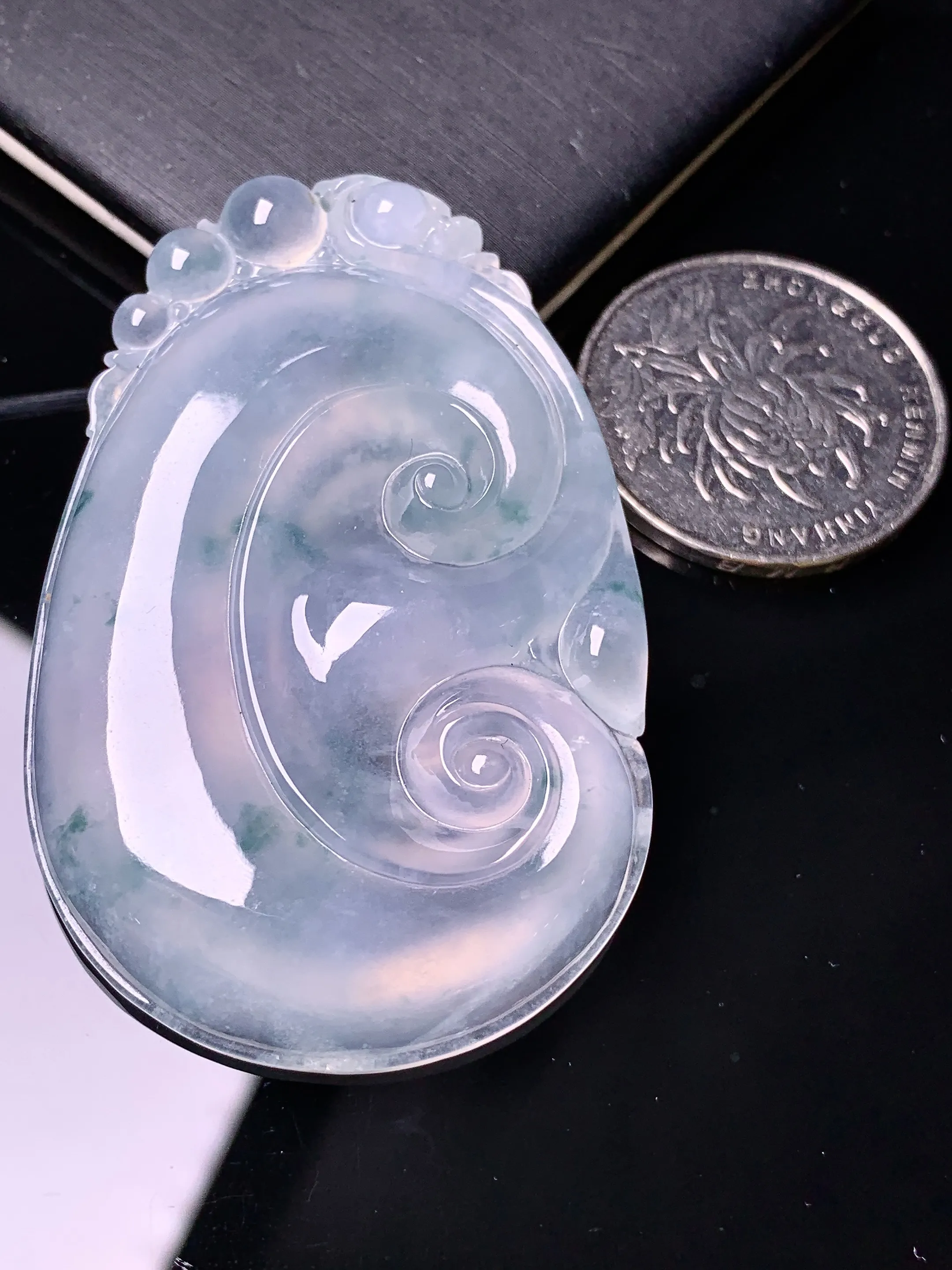 冰种如意吊坠 玉质细腻 色泽清新艳丽 整体尺寸54.8*35.7*6.7