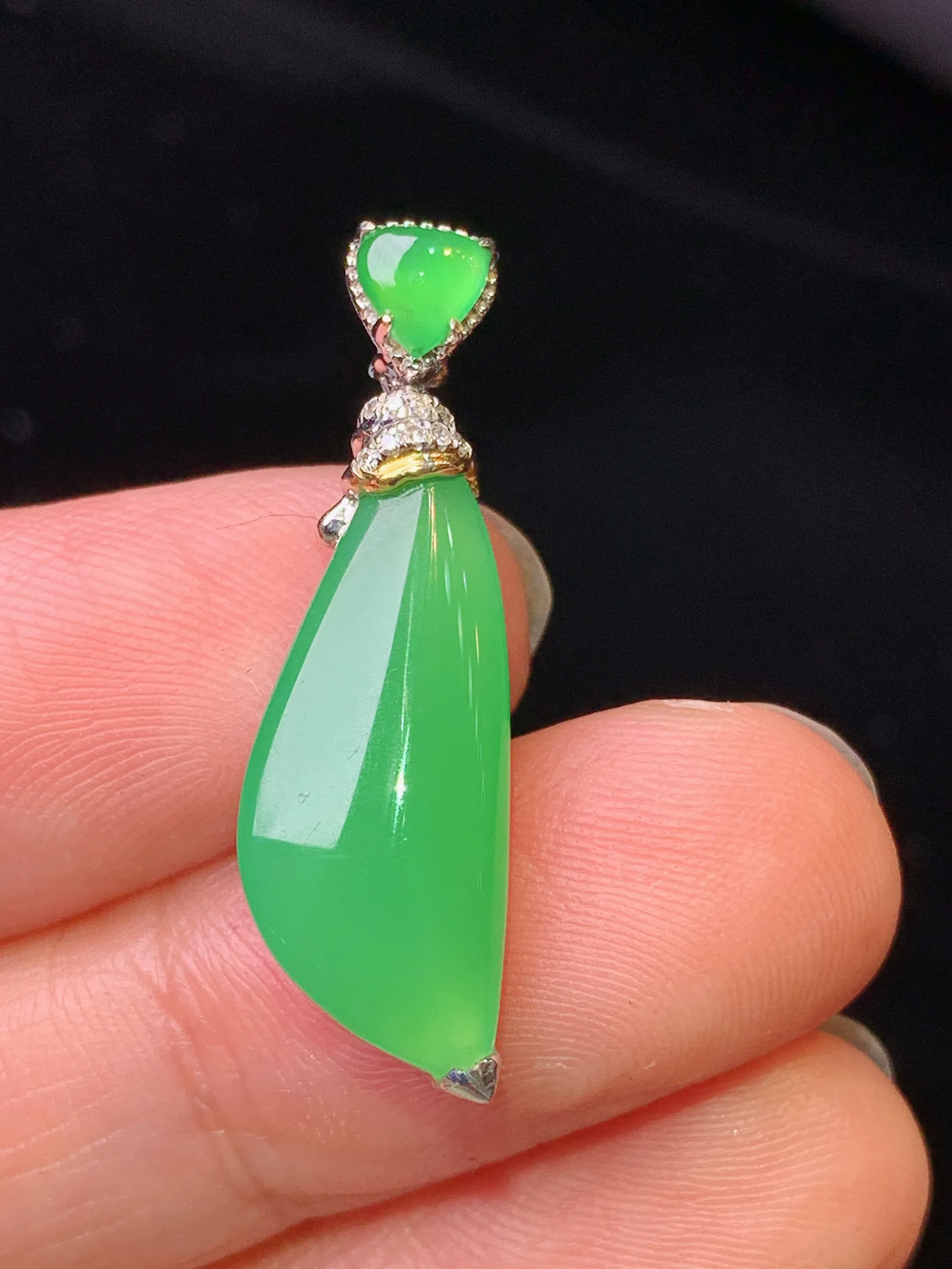 18金钻镶嵌翠绿随形吊坠 玉质细腻 色泽清新艳丽 整体尺寸28.8*8.7*4.8