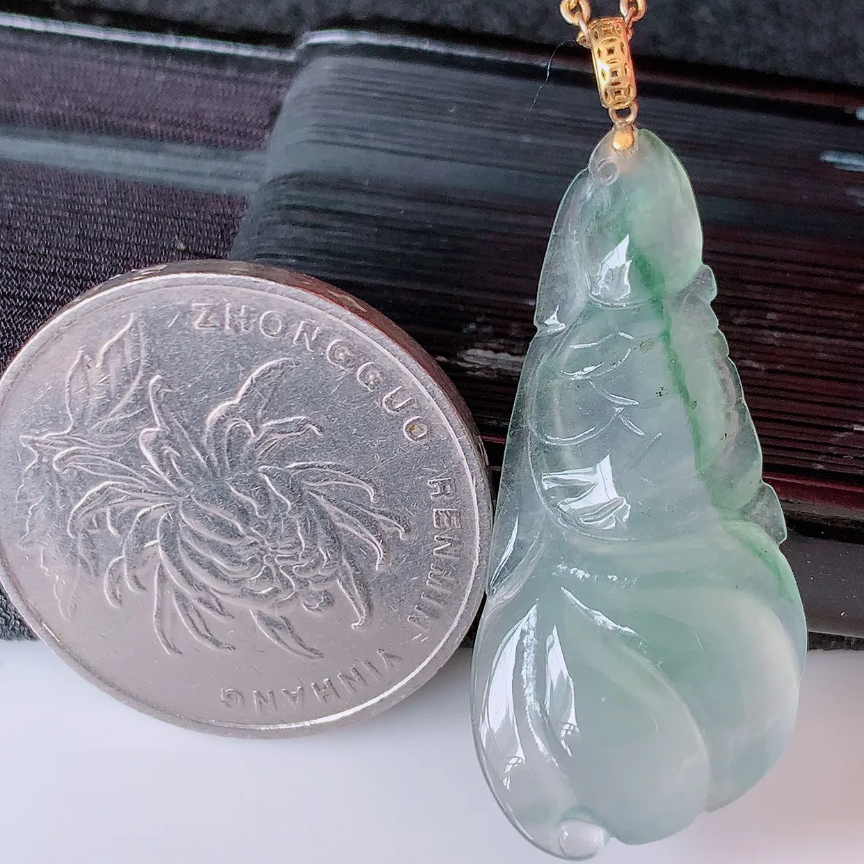 18K金镶嵌冰种飘花翡翠连年有余，鱼吊坠，种老水足，雕工精湛 ， 寓意美好， 佩戴时尚出众！#1.16