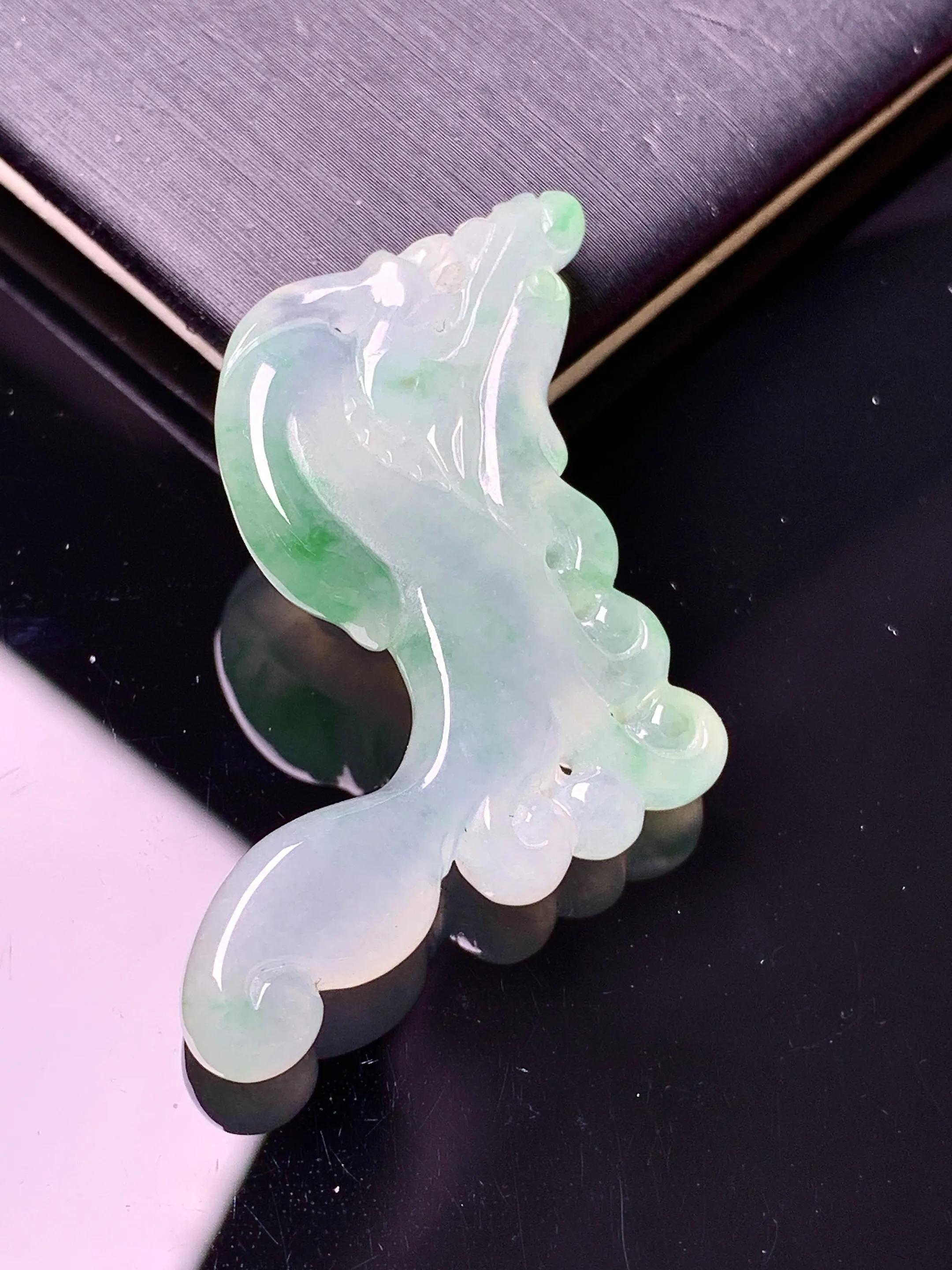 飘绿生肖龙吊坠 玉质细腻 色泽清新艳丽 整体尺寸45*17*5.3