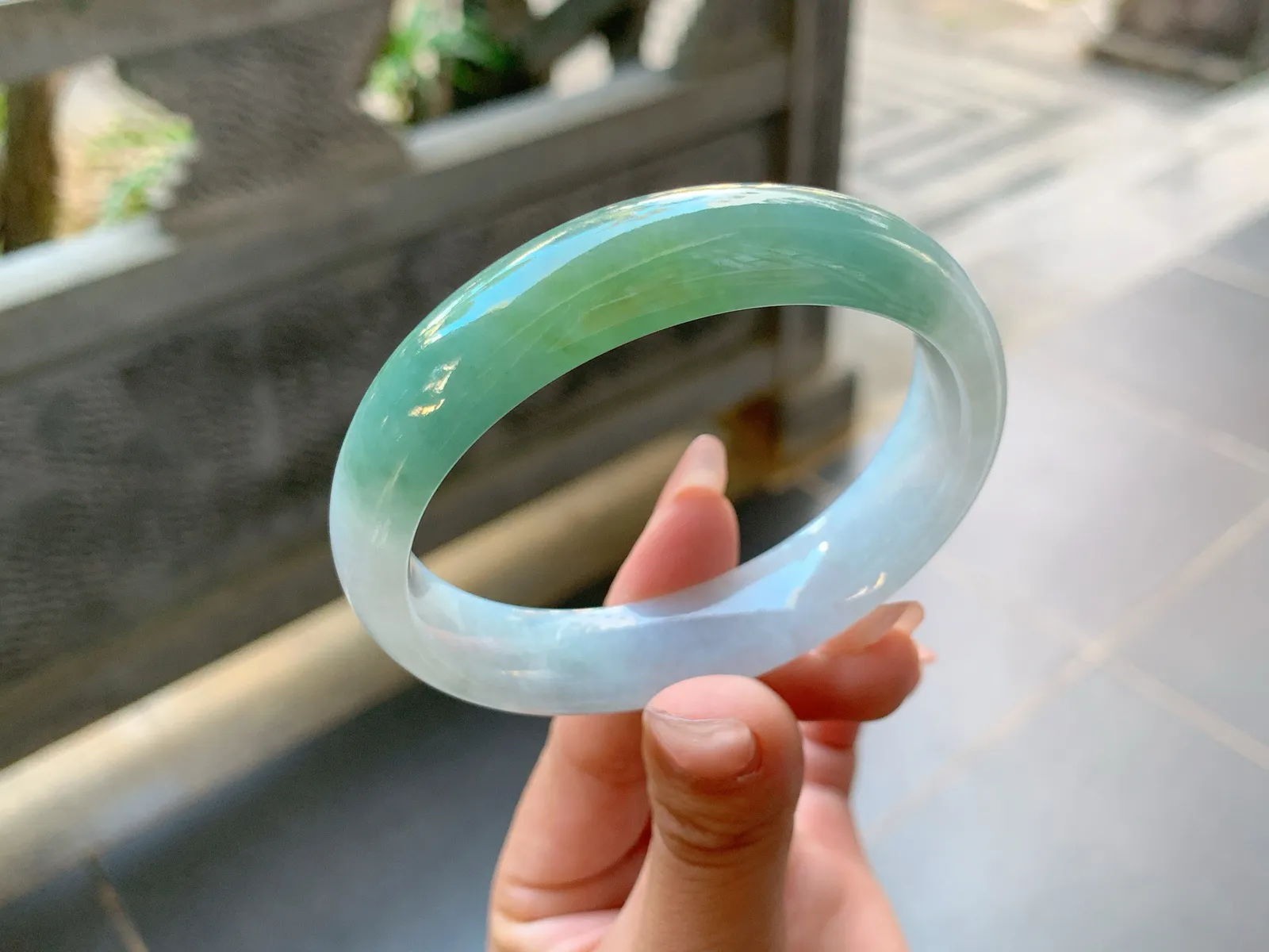 ｜56圈口
半山半水翡翠手镯，微微带点黄翡，润润的，奇特别致，