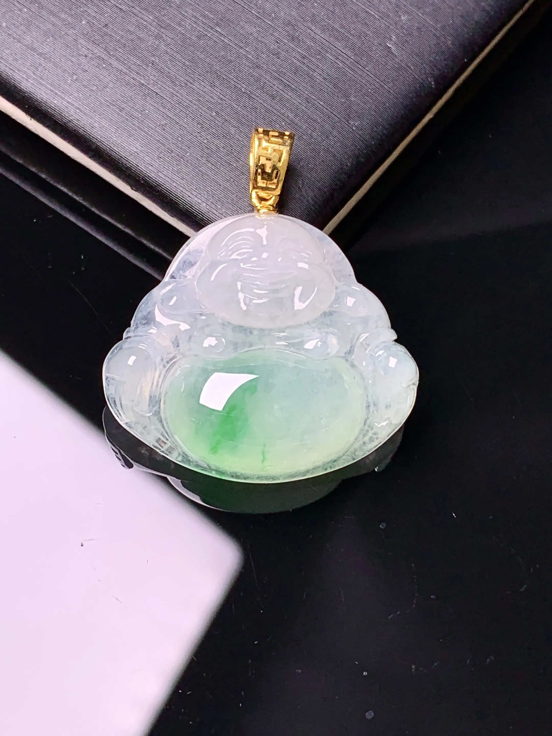 18金镶嵌飘绿佛公吊坠 玉质细腻 色泽清新艳丽 整体尺寸28*24.5*6.2