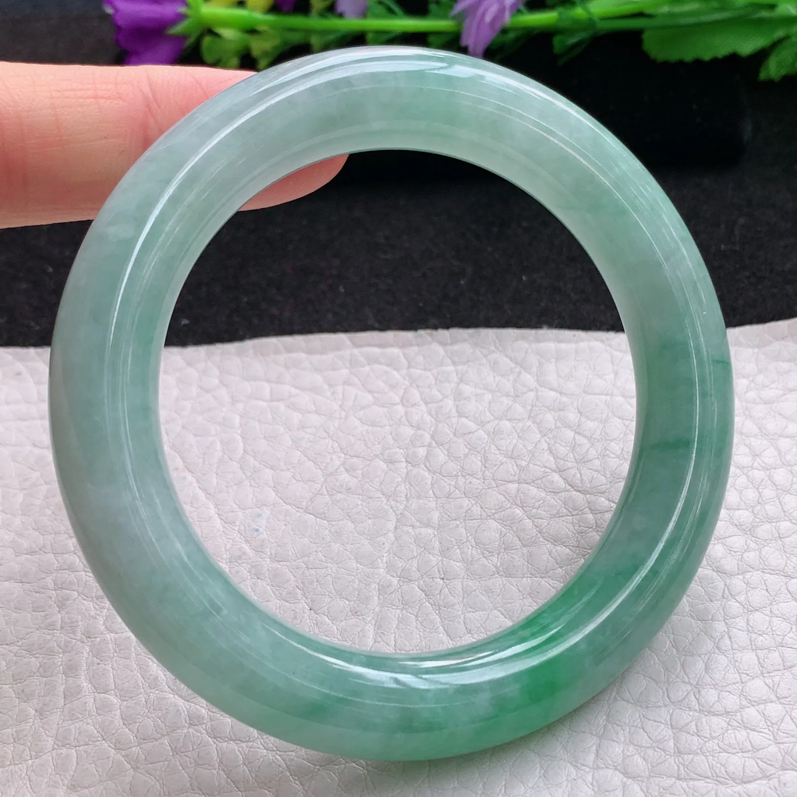 z实拍55*11美入镯 缅甸翡翠精美飘绿圆条大气玉手镯 玉手环