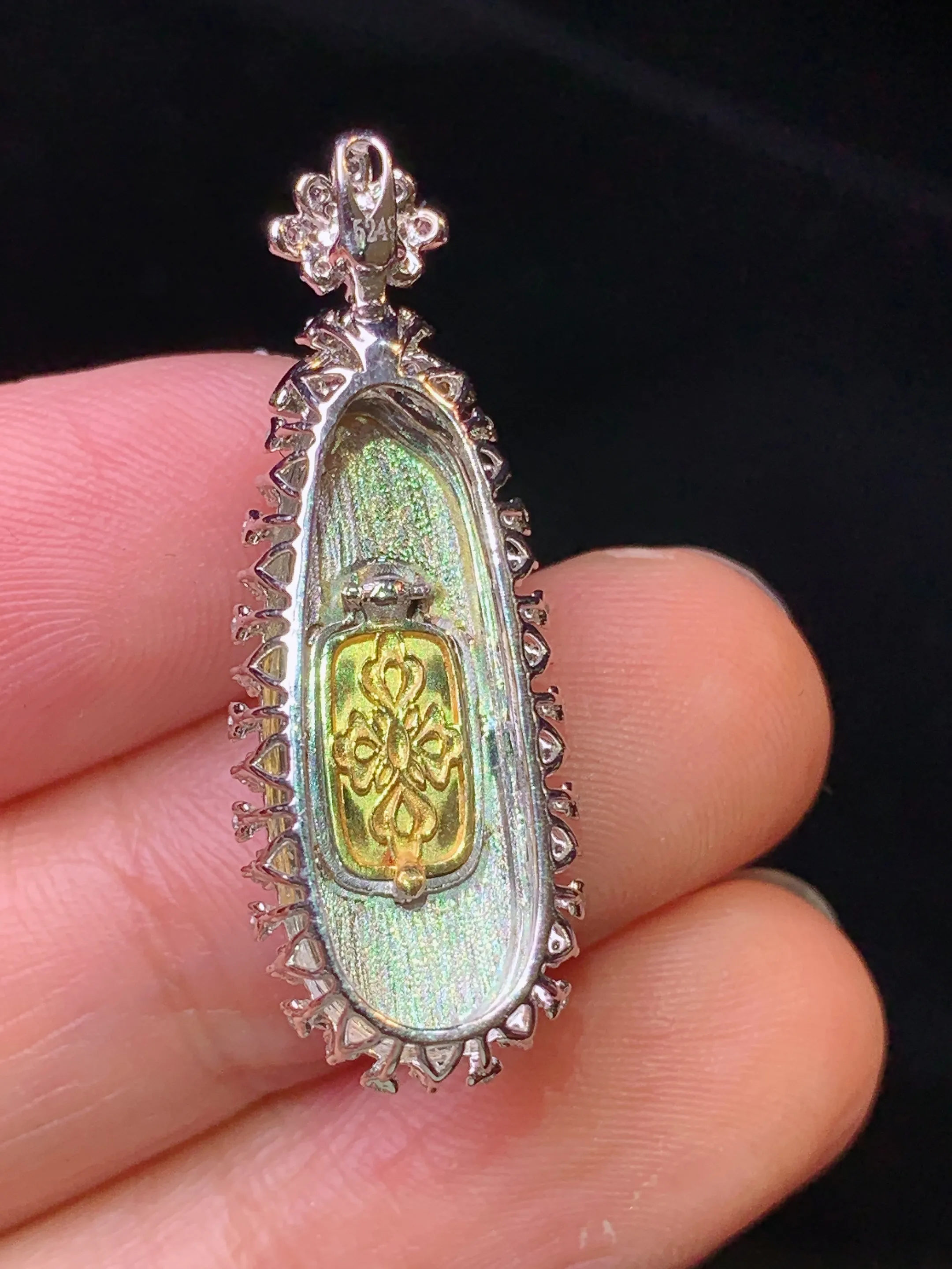 18金钻镶嵌翠绿四季豆吊坠 玉质细腻 色泽清新艳丽 整体尺寸31*11*8.8