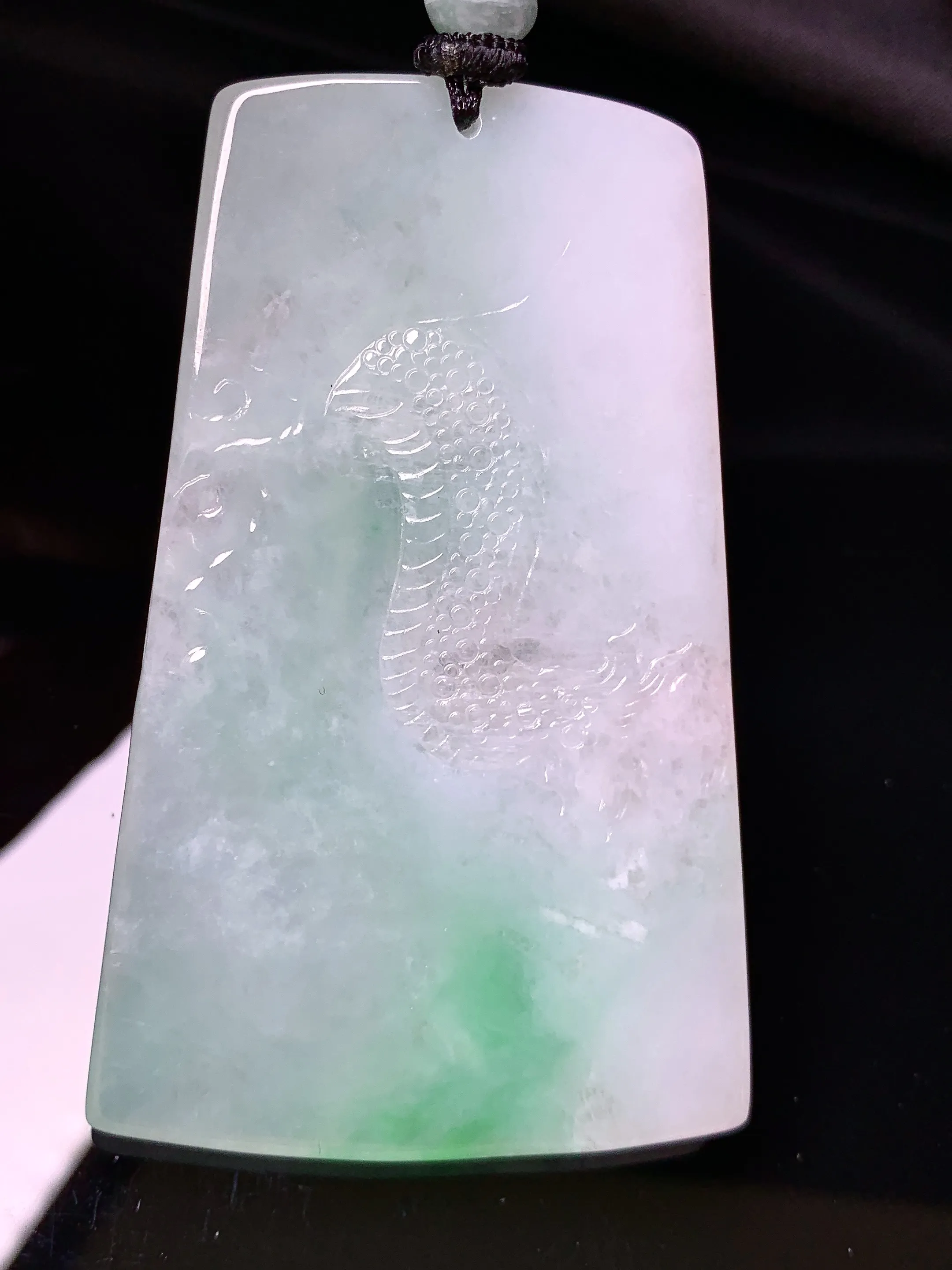 飘绿大日如来佛祖吊坠 玉质细腻 色泽清新艳丽 整体尺寸67.2*41.8*5.8