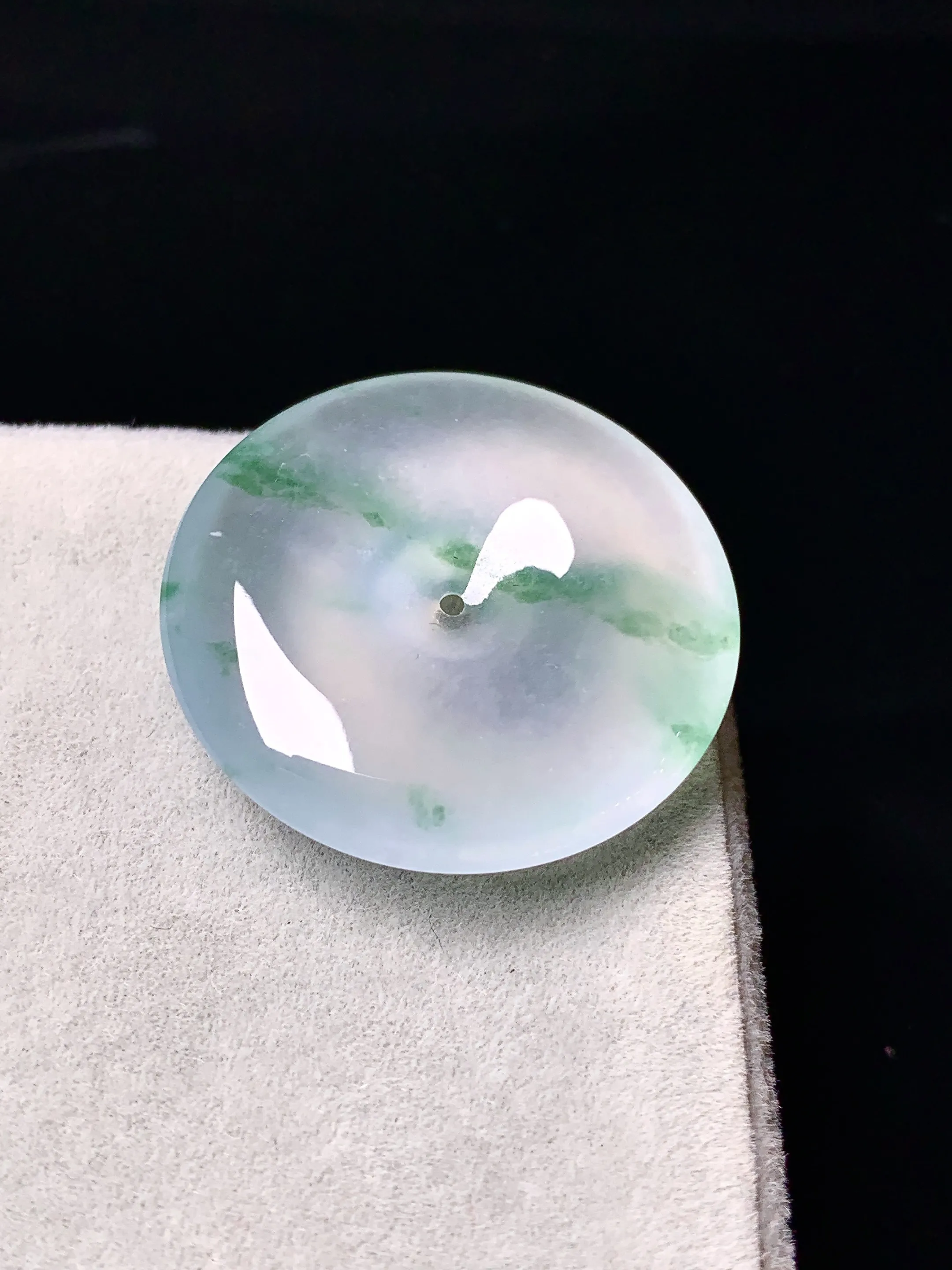 冰种飘绿平安扣吊坠 玉质细腻 色泽清新艳丽 整体尺寸24.2*5.2