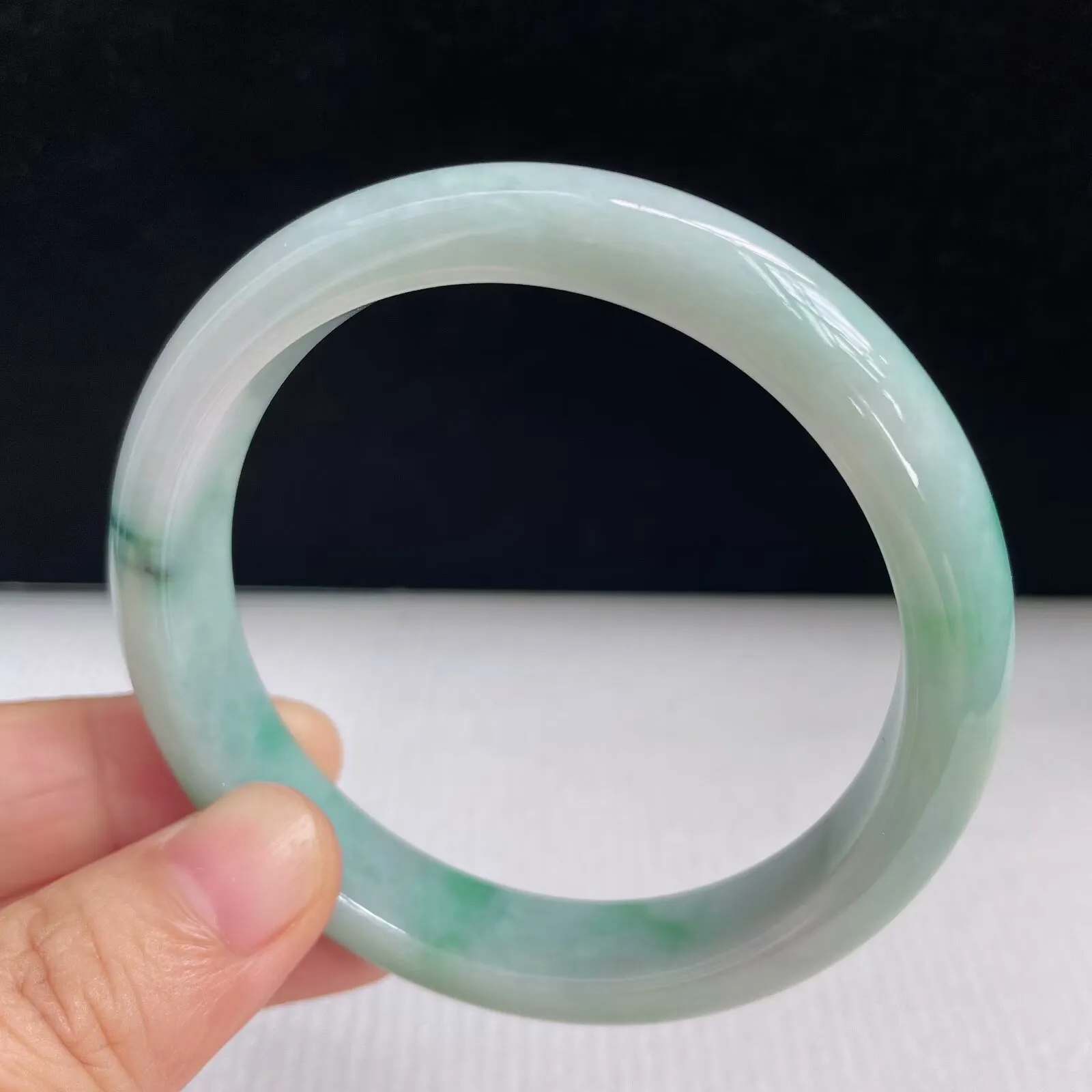 55mm自然光拍摄天然翡翠A货飘绿好种水正圈手镯 43.34克