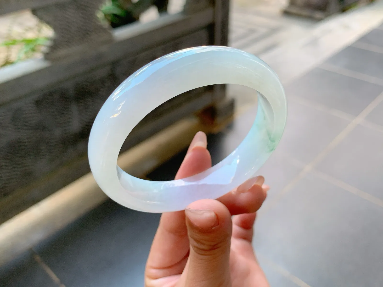 ️｜57圈口
白冰飘绿花，整体透亮细腻，端庄大气，花色轻盈飘逸，