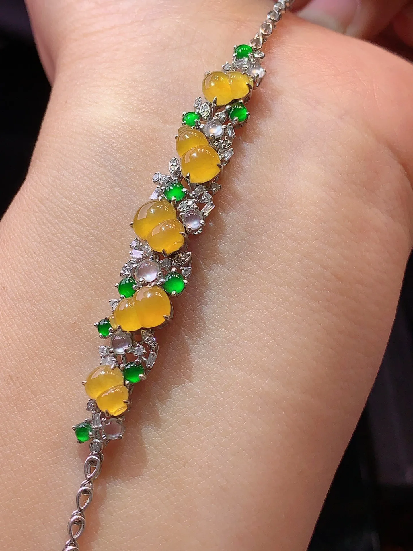 18金钻镶嵌黄翡手链 玉质细腻 色泽清新艳丽 整体尺寸55.8*9*5.3