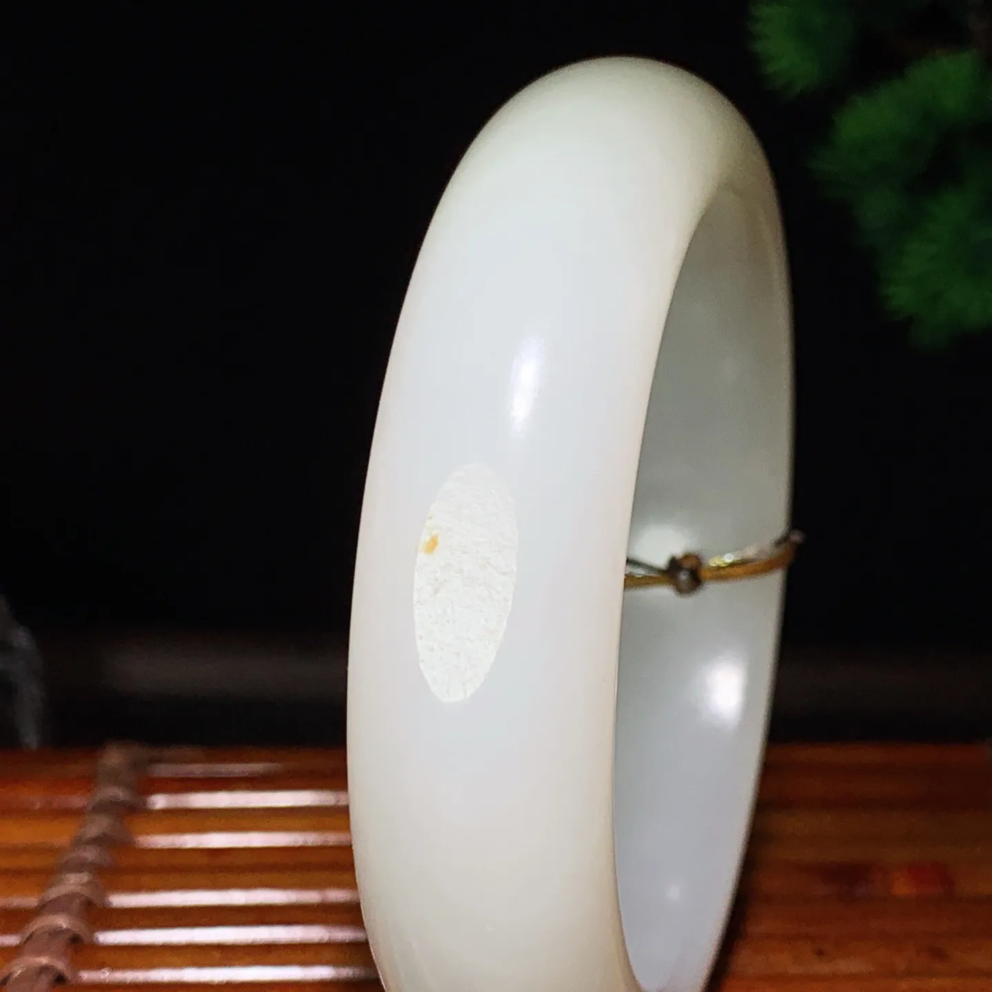 56圈口 新疆和田玉羊脂白籽料手镯 56圈口条宽 17厚10重83.6克。玉质细腻油润。手推出油。佩戴高端典雅。lt260125