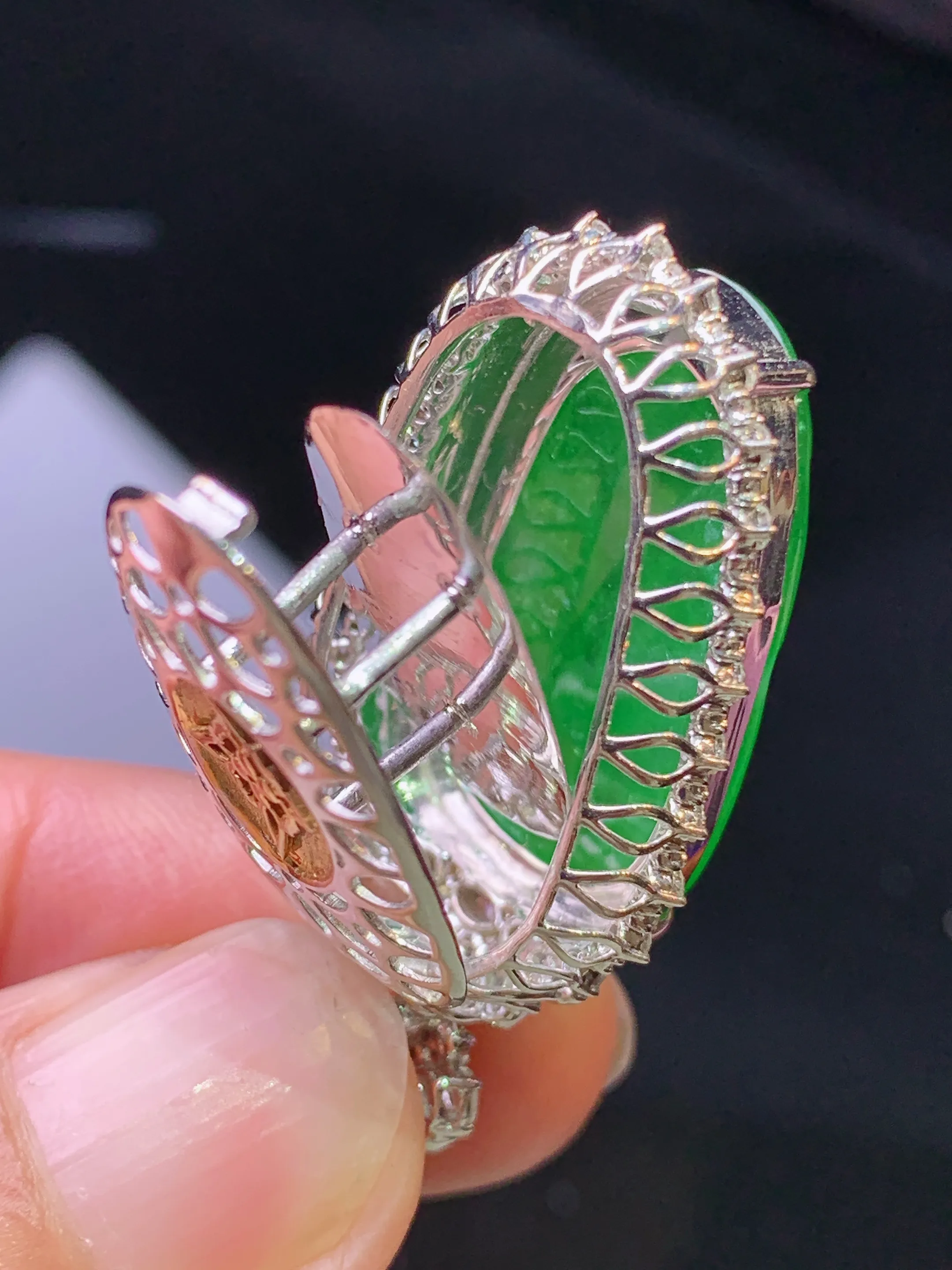 18金钻镶嵌翠绿树叶吊坠 玉质细腻 色泽清新艳丽 整体尺寸37*19*10.8