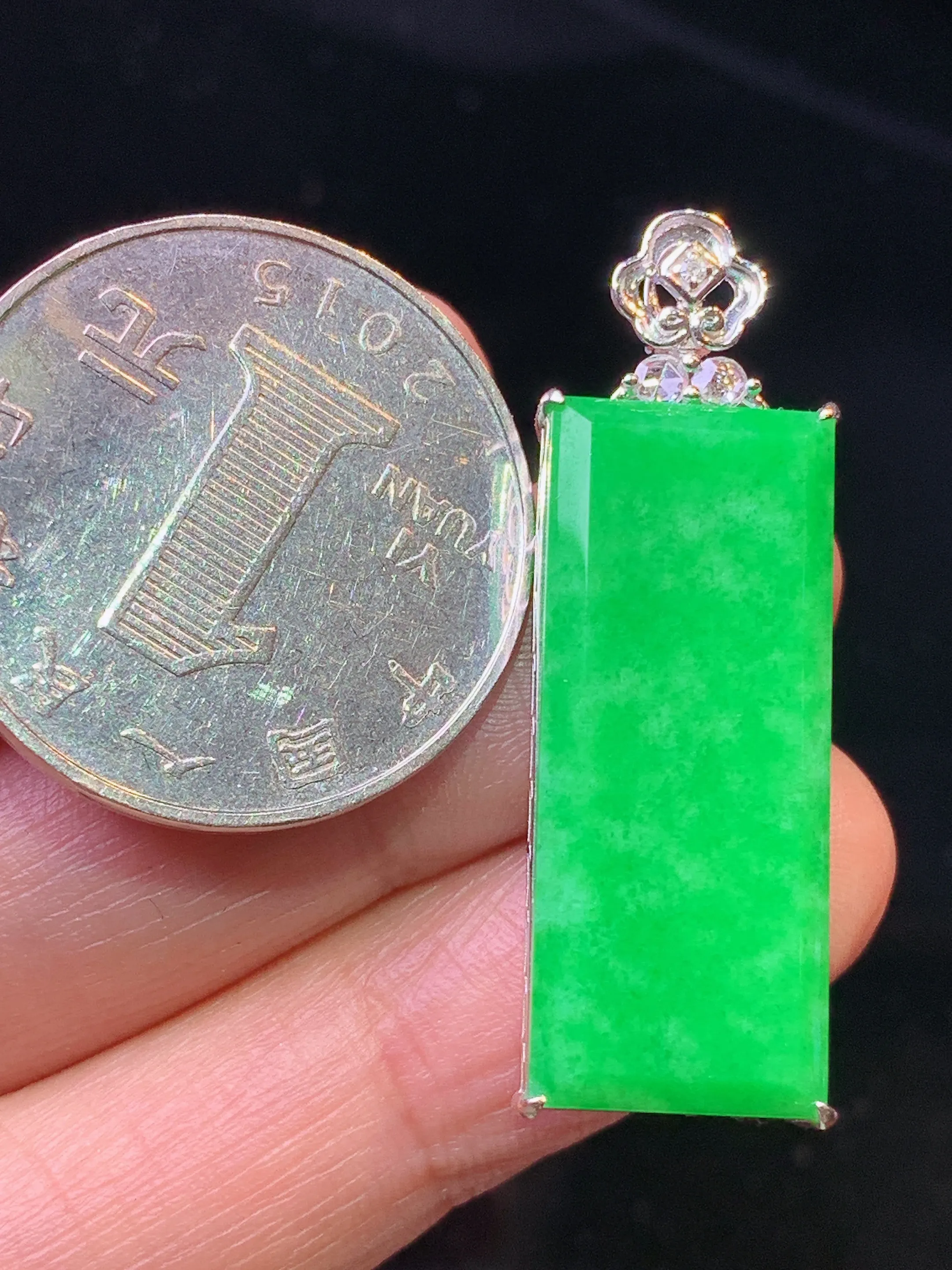 18金钻镶嵌满绿无事牌吊坠 玉质细腻 色泽清新艳丽 整体尺寸36*11.5*7.2