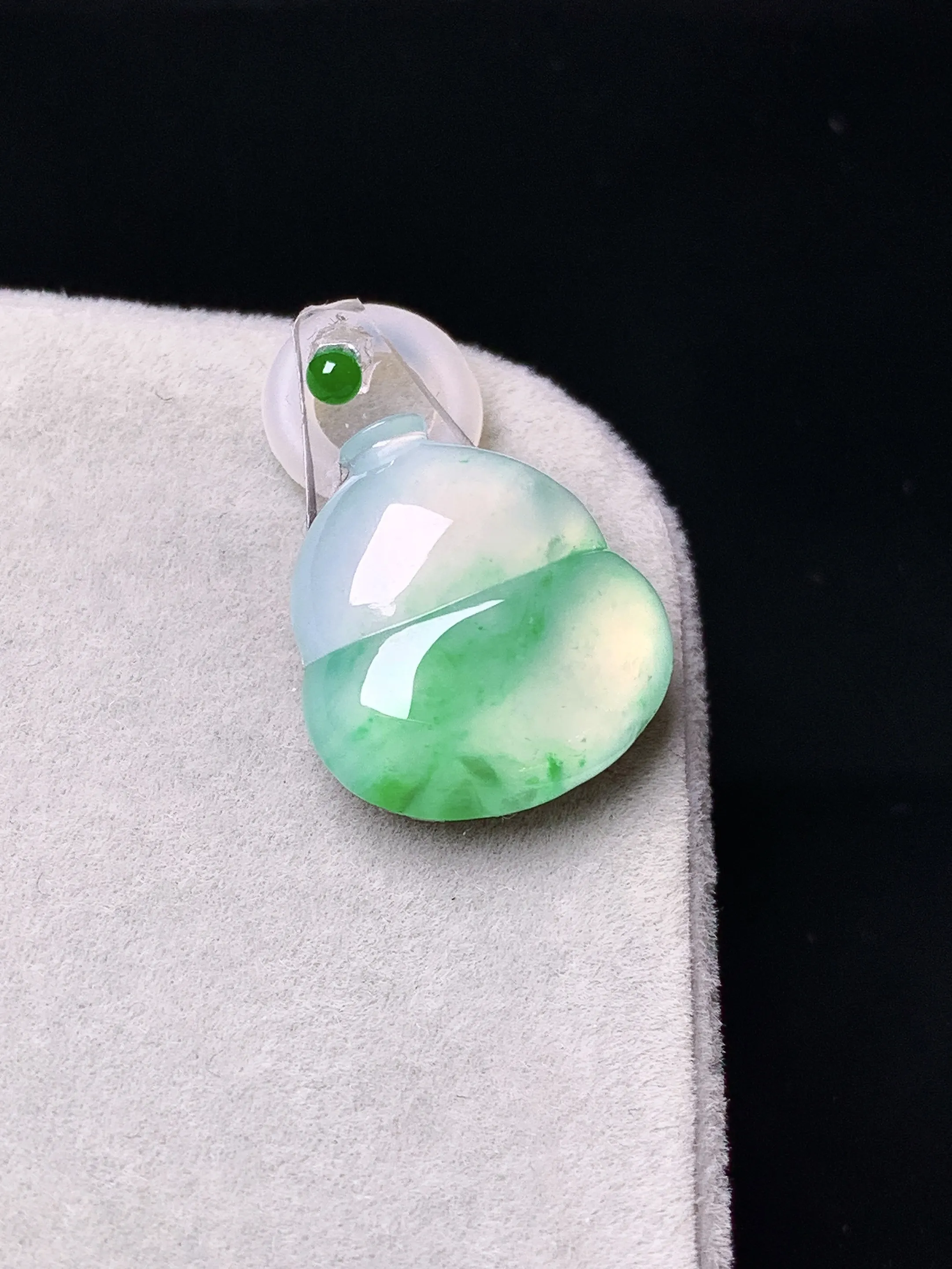 镶嵌款 飘绿葫芦吊坠 玉质细腻 色泽清新艳丽 整体尺寸16.2*14.6*4