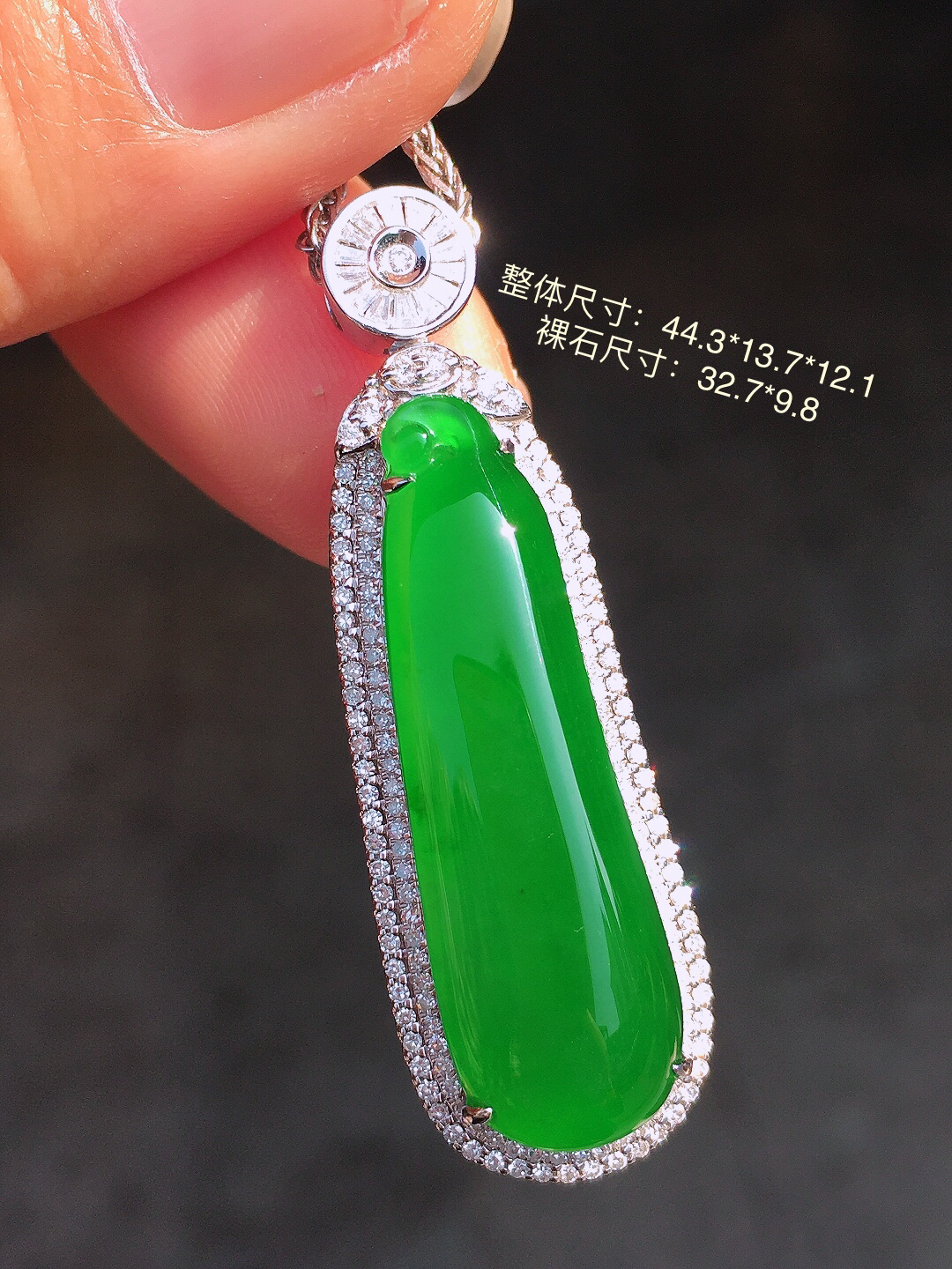 阳绿福瓜吊坠，色泽均匀艳丽，玉质细腻，荧光感超
强，饱满圆润，尽显优雅气质，18k
金豪华镶嵌