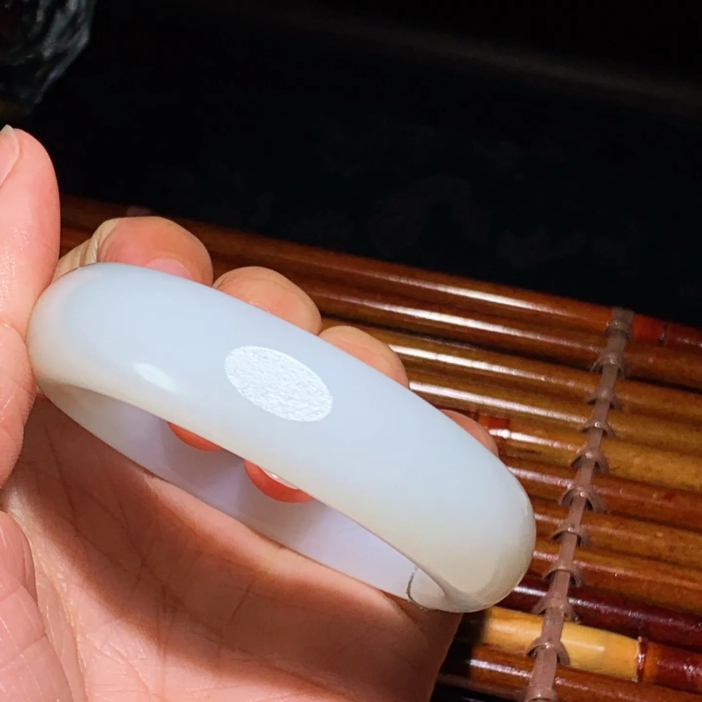 53圈口 新疆和田玉羊脂白籽料手镯 53圈口条宽 16厚9重67.7克。玉质细腻油润。手推出油。佩戴高端典雅。lt260125