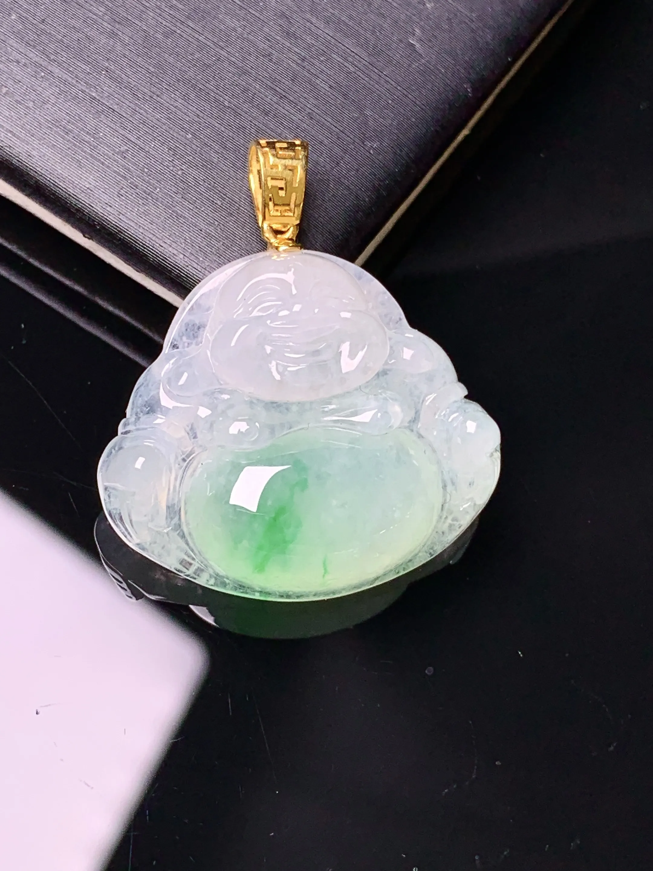 18金镶嵌飘绿佛公吊坠 玉质细腻 色泽清新艳丽 整体尺寸28*24.5*6.2