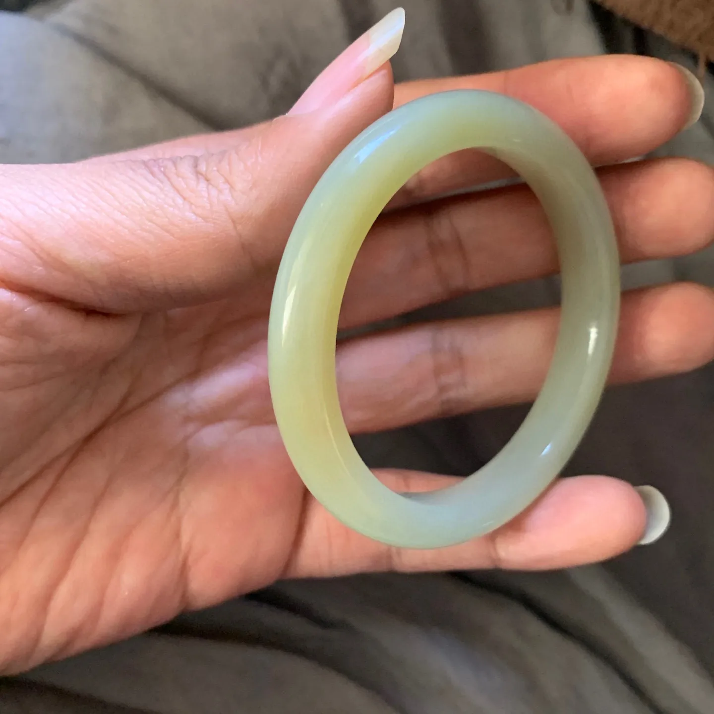 53圈口和田玉且末糖料手镯【挽间柔情】，和田玉53圈口手镯，镯型古朴典雅。在诗情画意的雨巷相遇，你是我腕间的一抹风情，有你眸有深情.清风荡漾湖间静水，我愿俯身低眉，在烟波涟漪处寻