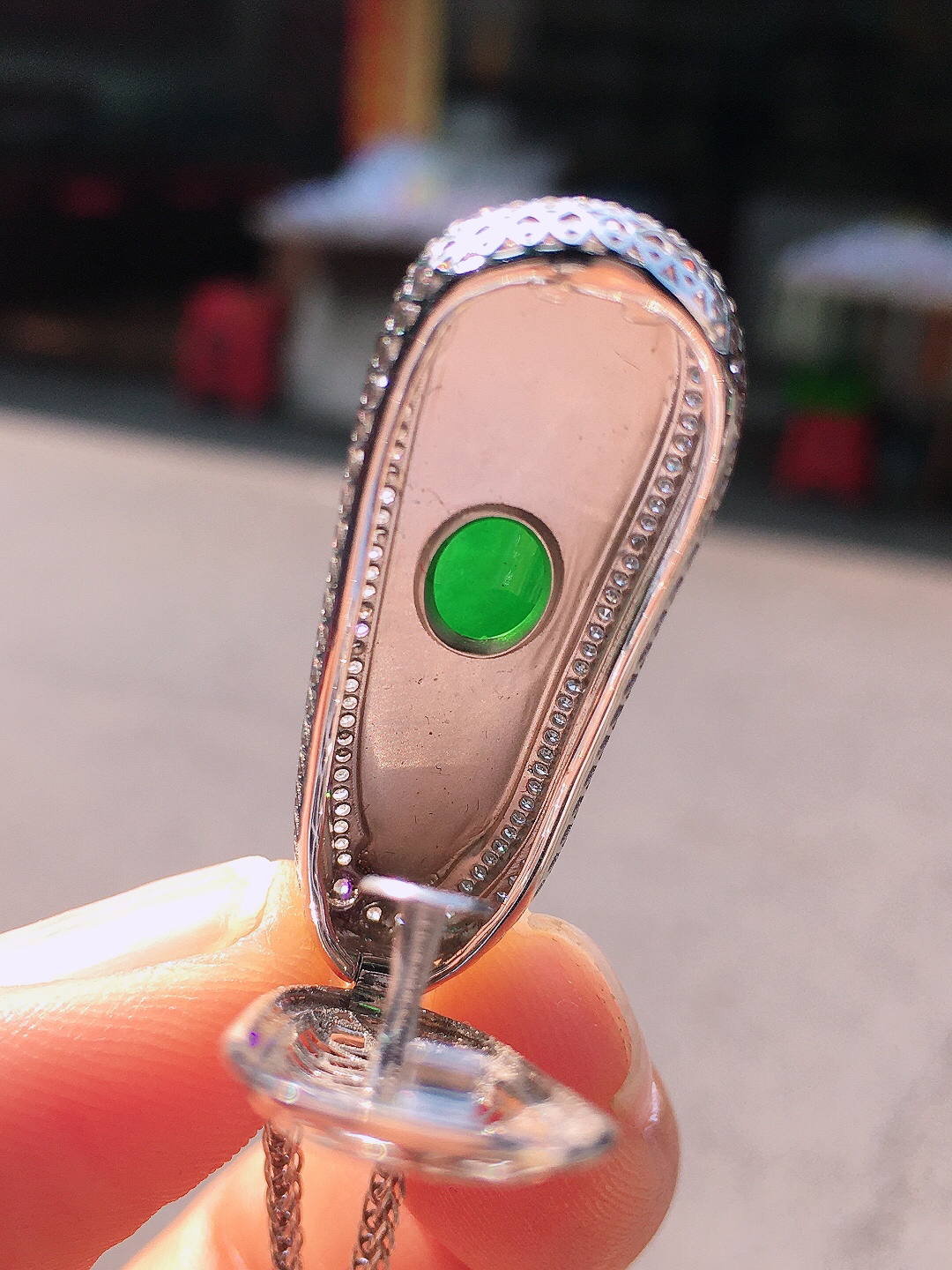 阳绿福瓜吊坠，色泽均匀艳丽，玉质细腻，荧光感超
强，饱满圆润，尽显优雅气质，18k
金豪华镶嵌