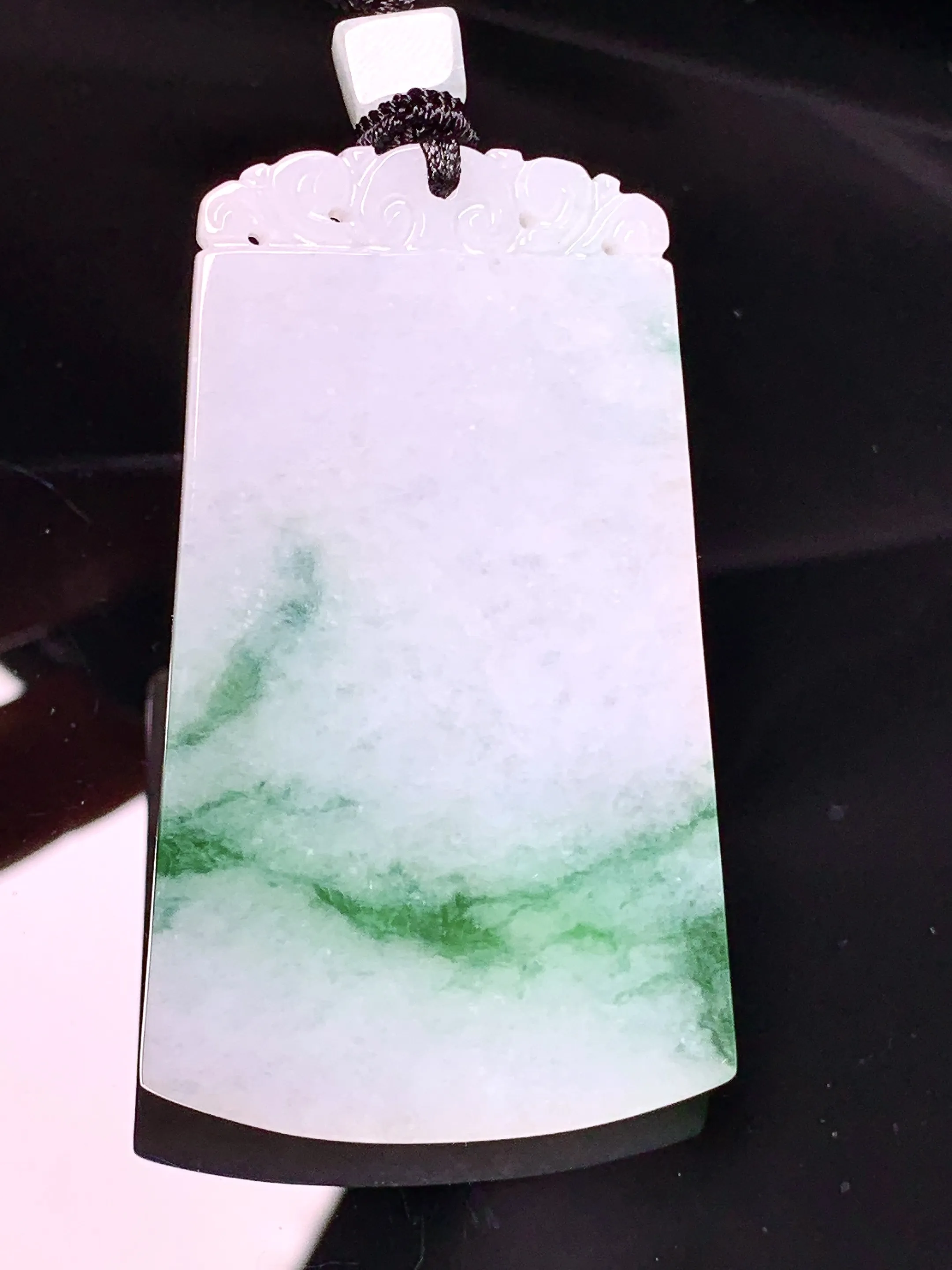 飘绿无事牌吊坠 玉质细腻 色泽清新艳丽 整体尺寸54.3*32.5*4