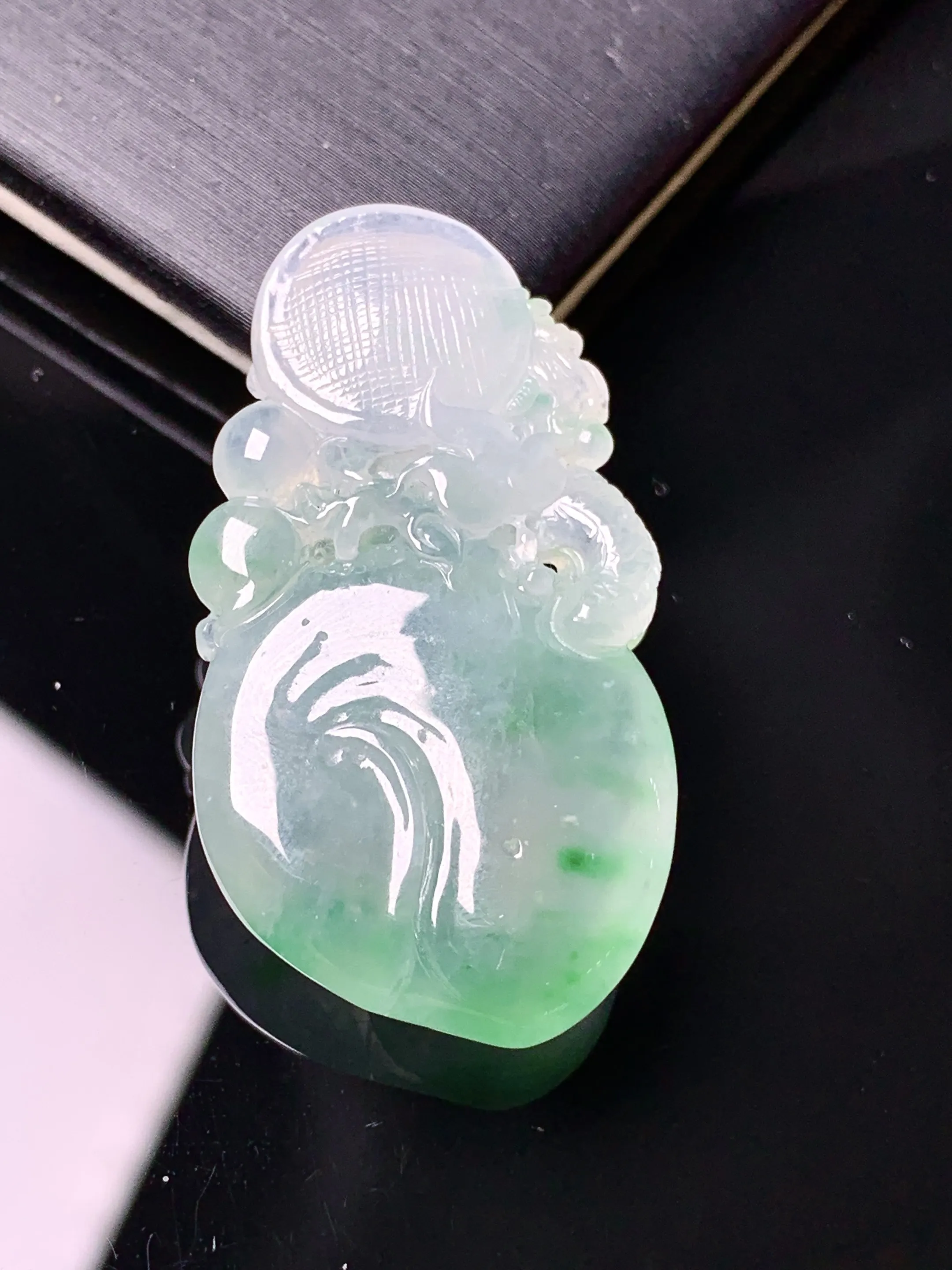 飘绿寿桃吊坠 玉质细腻 色泽清新艳丽 整体尺寸37.2*20*7.6