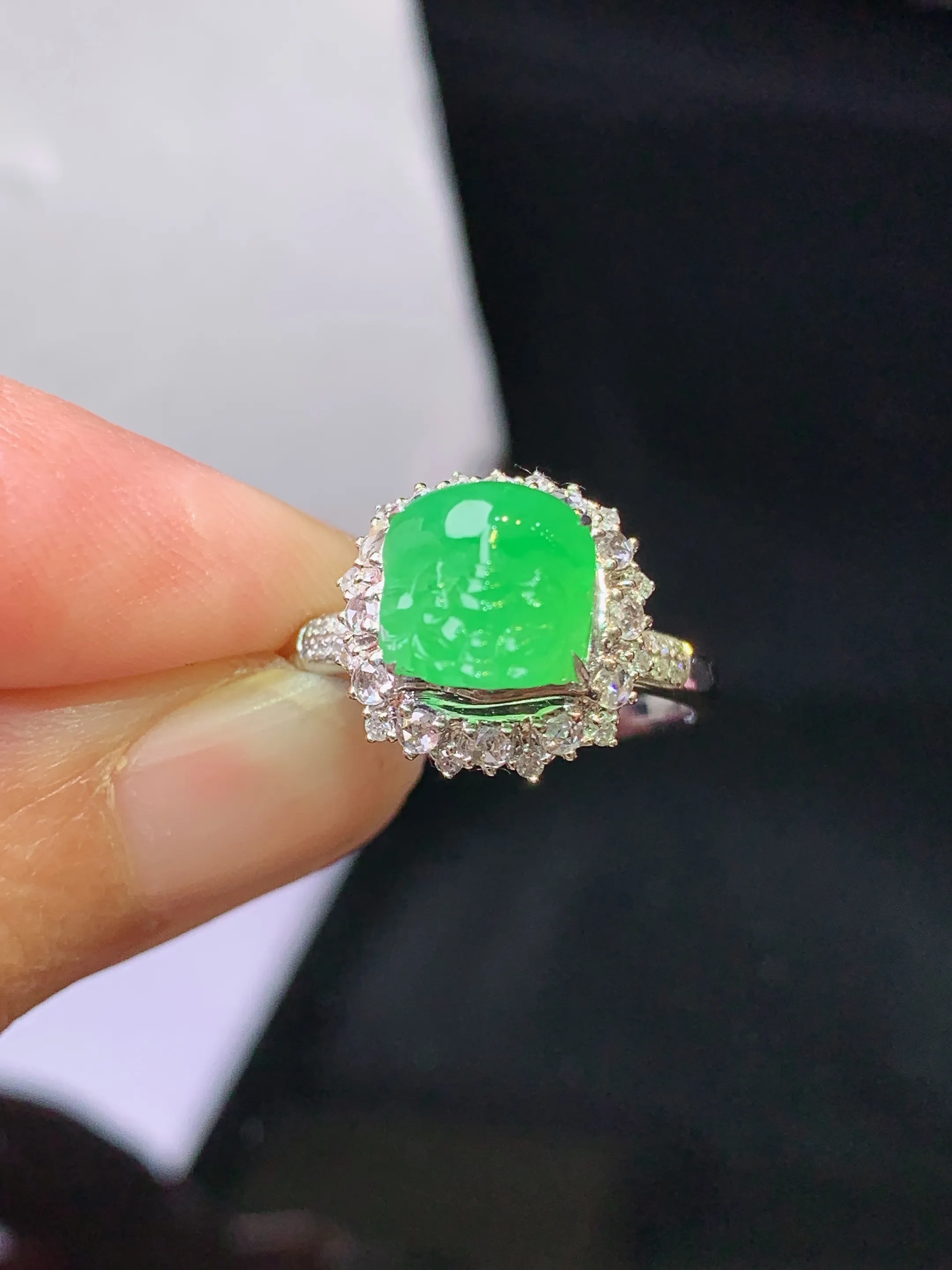 18金钻镶嵌满绿貔貅戒指 玉质细腻 色泽清新艳丽 圈口13 整体尺寸12.2*10.7