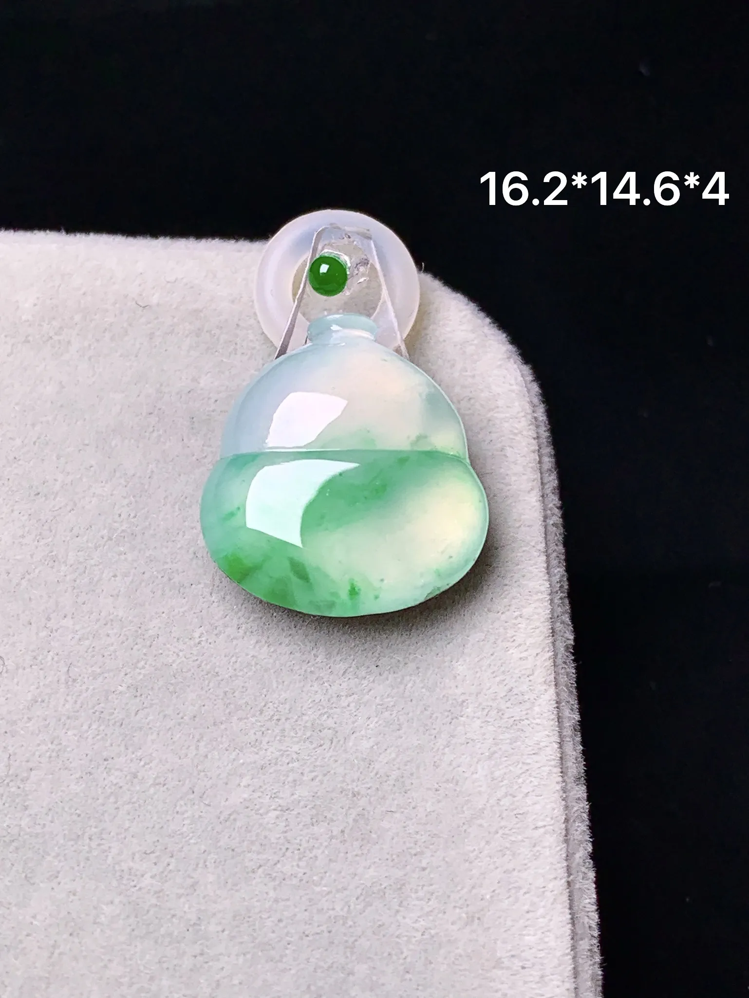 镶嵌款 飘绿葫芦吊坠 玉质细腻 色泽清新艳丽 整体尺寸16.2*14.6*4