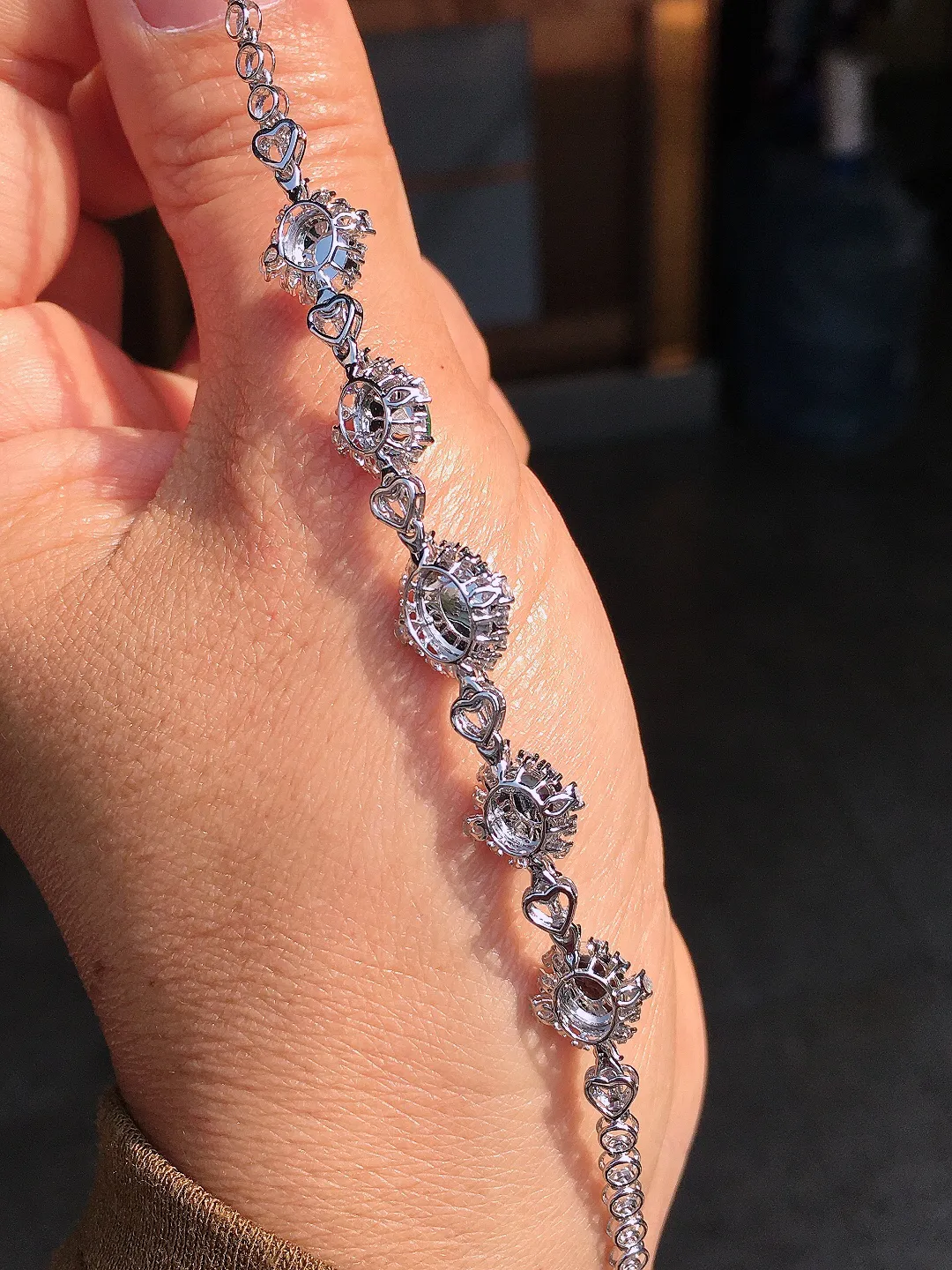 阳绿蛋面手链，色泽均匀艳丽，玉质细腻，荧光感超
强，饱满圆润，尽显优雅气质，18k
金豪华镶嵌