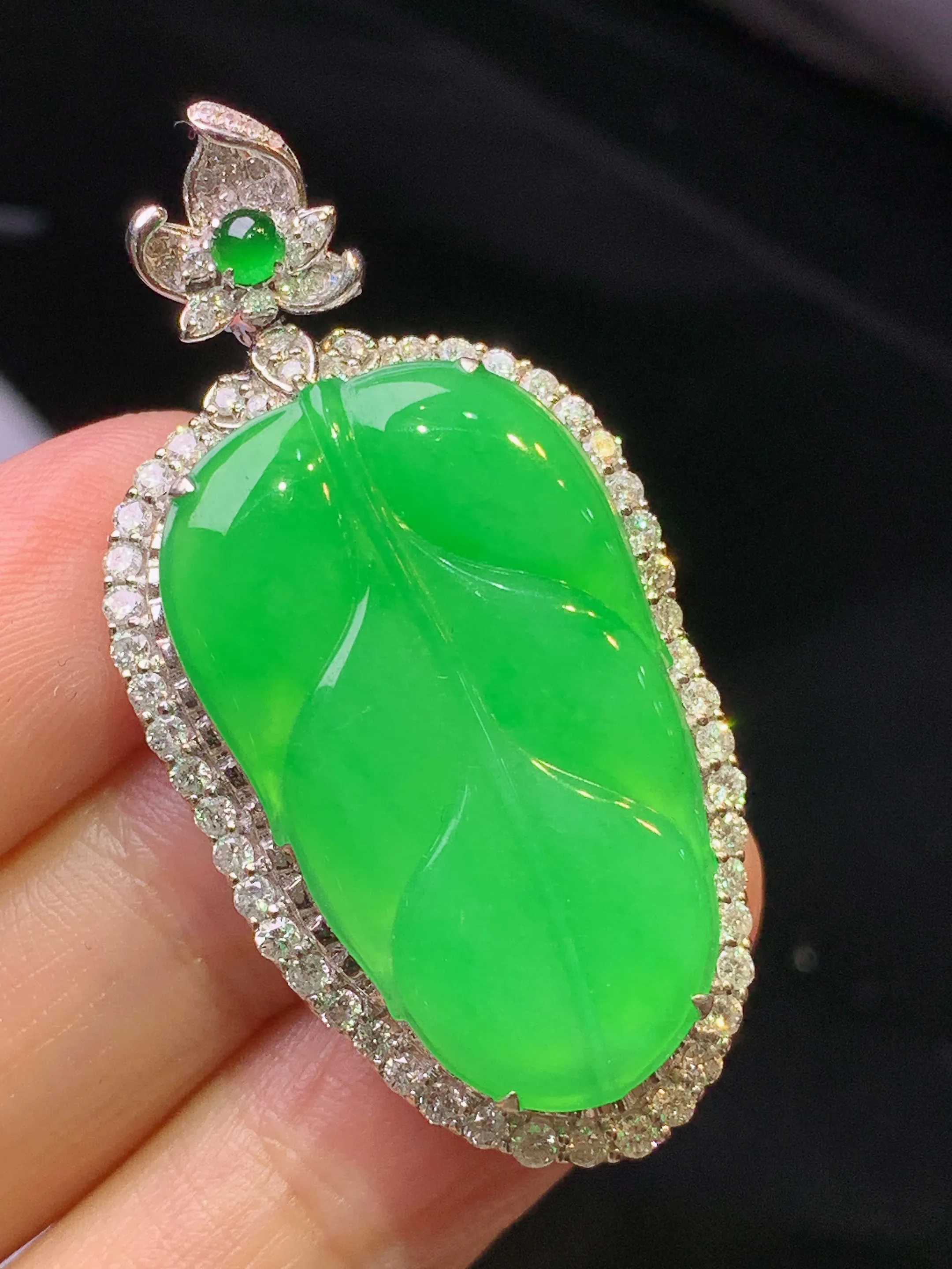 18金钻镶嵌翠绿树叶吊坠 玉质细腻 色泽清新艳丽 整体尺寸44.2*22*10.2