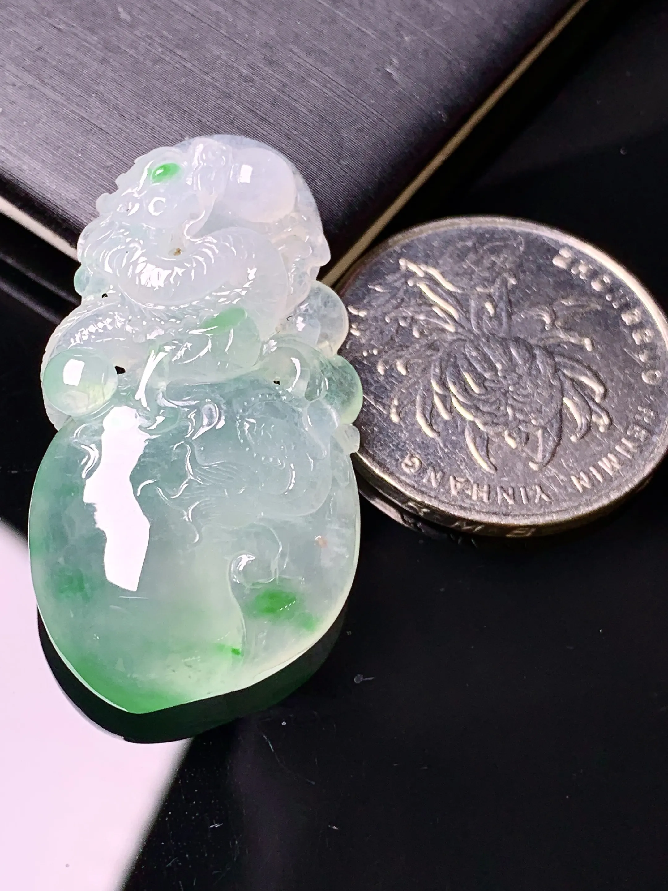 飘绿寿桃吊坠 玉质细腻 色泽清新艳丽 整体尺寸37.2*20*7.6