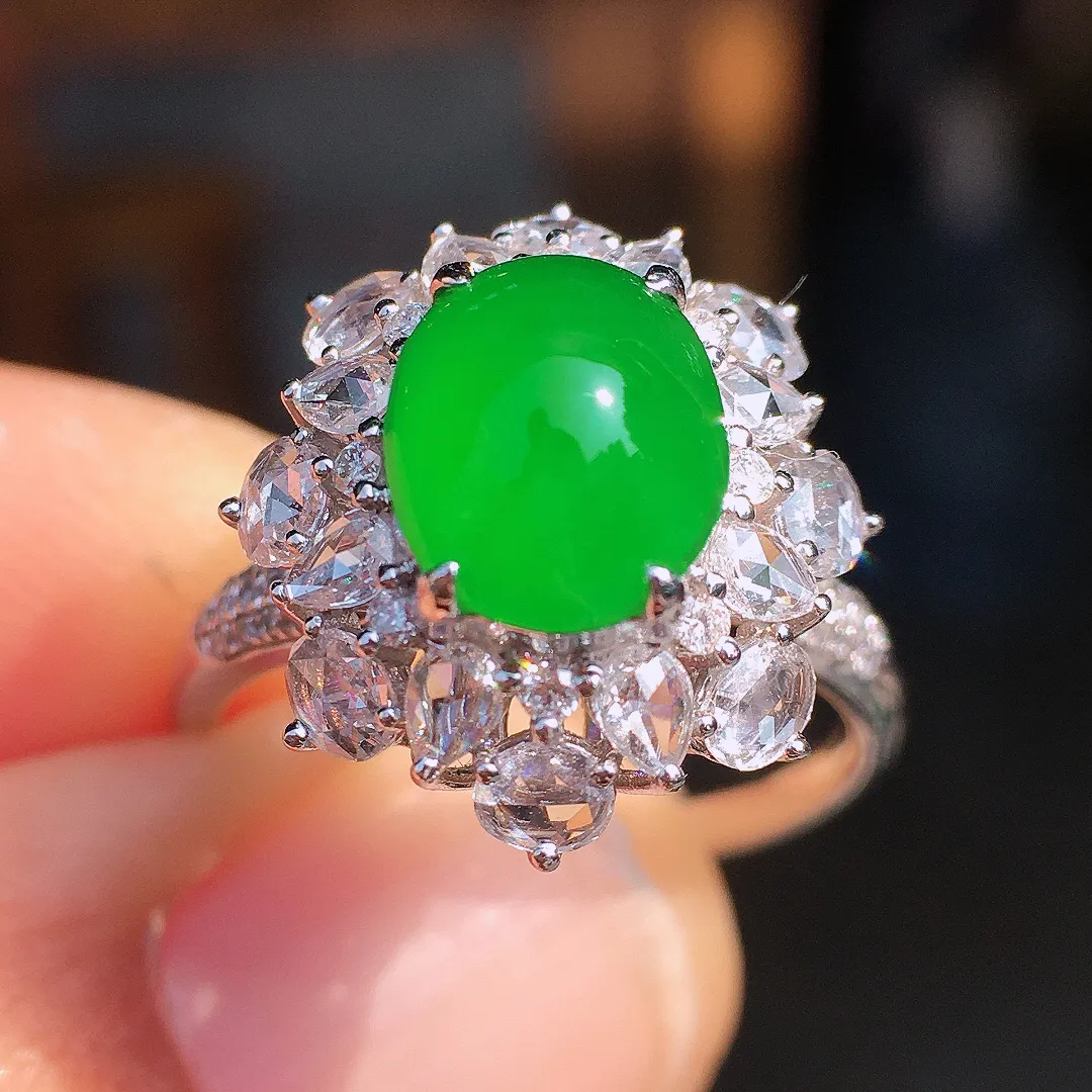 阳绿蛋面戒指，色泽均匀艳丽，玉质细腻，荧光感超
强，饱满圆润，尽显优雅气质，18k
金豪华镶嵌