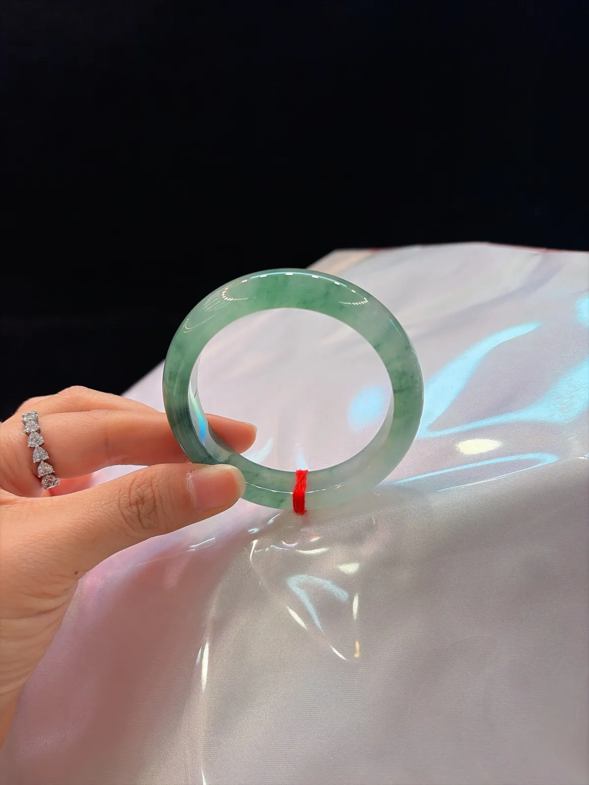 ｜53圈口
【冰飘花半山半水·灵动飘花】
“半山半水藏意境，飘花灵动腕间生”​​
——整圈起光，实物更绝
规格【53.1/12.7/8.6】