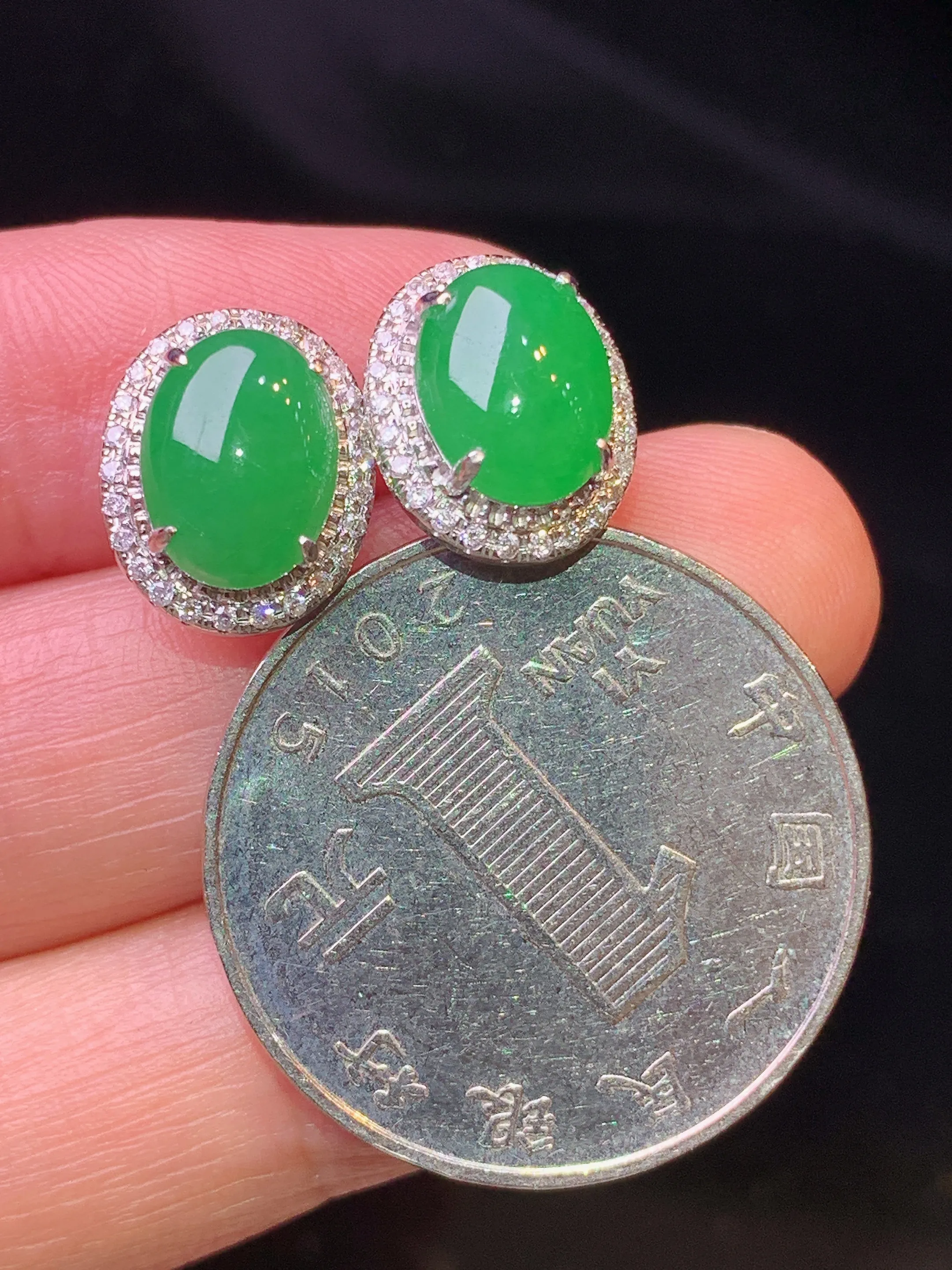 18金钻镶嵌满绿蛋面耳钉 玉质细腻 色泽清新艳丽 整体尺寸12.2*10*5.3