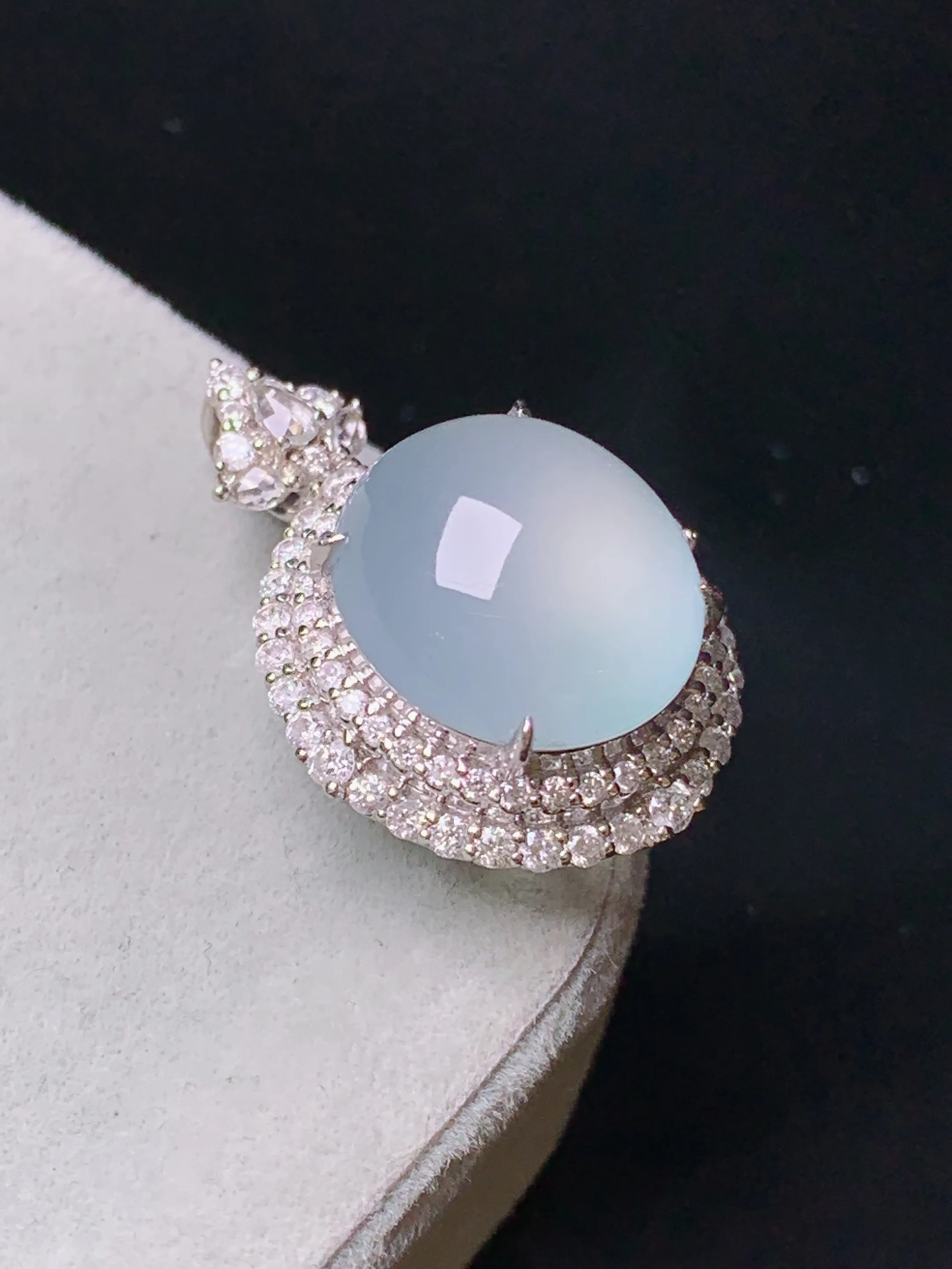 18金钻镶嵌冰种蛋面戒指吊坠两用款 玉质细腻 色泽清新艳丽 圈口14 整体尺寸23.6*16.7*11.8