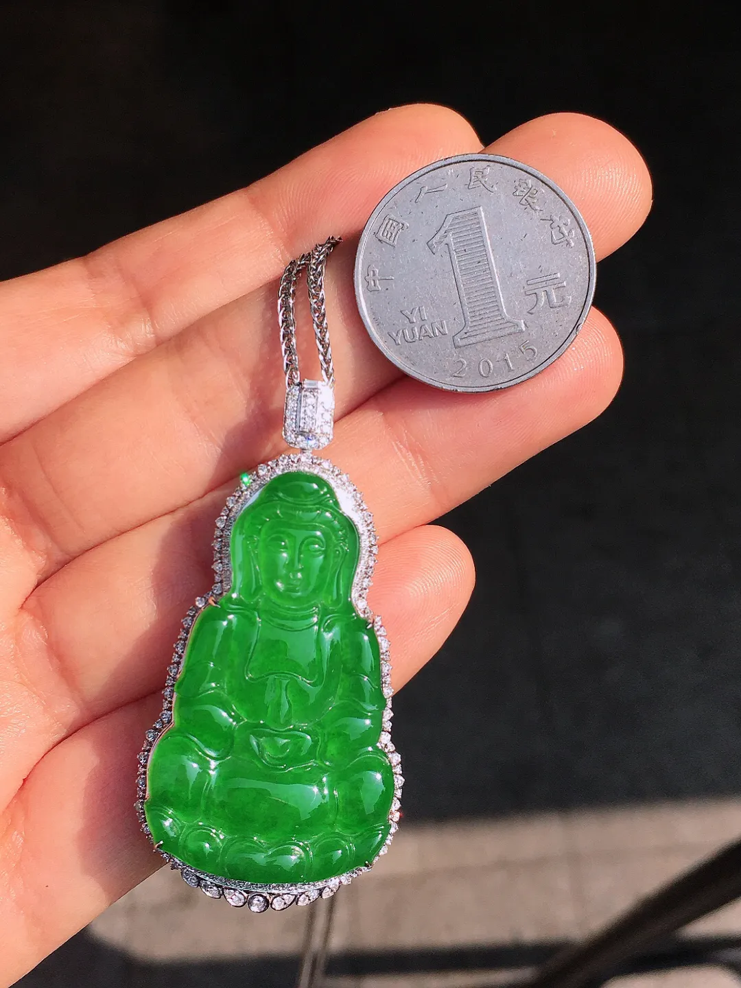 阳绿观音吊坠，色泽均匀艳丽，玉质细腻，荧光感超
强，饱满圆润，尽显优雅气质，18k
金豪华镶嵌