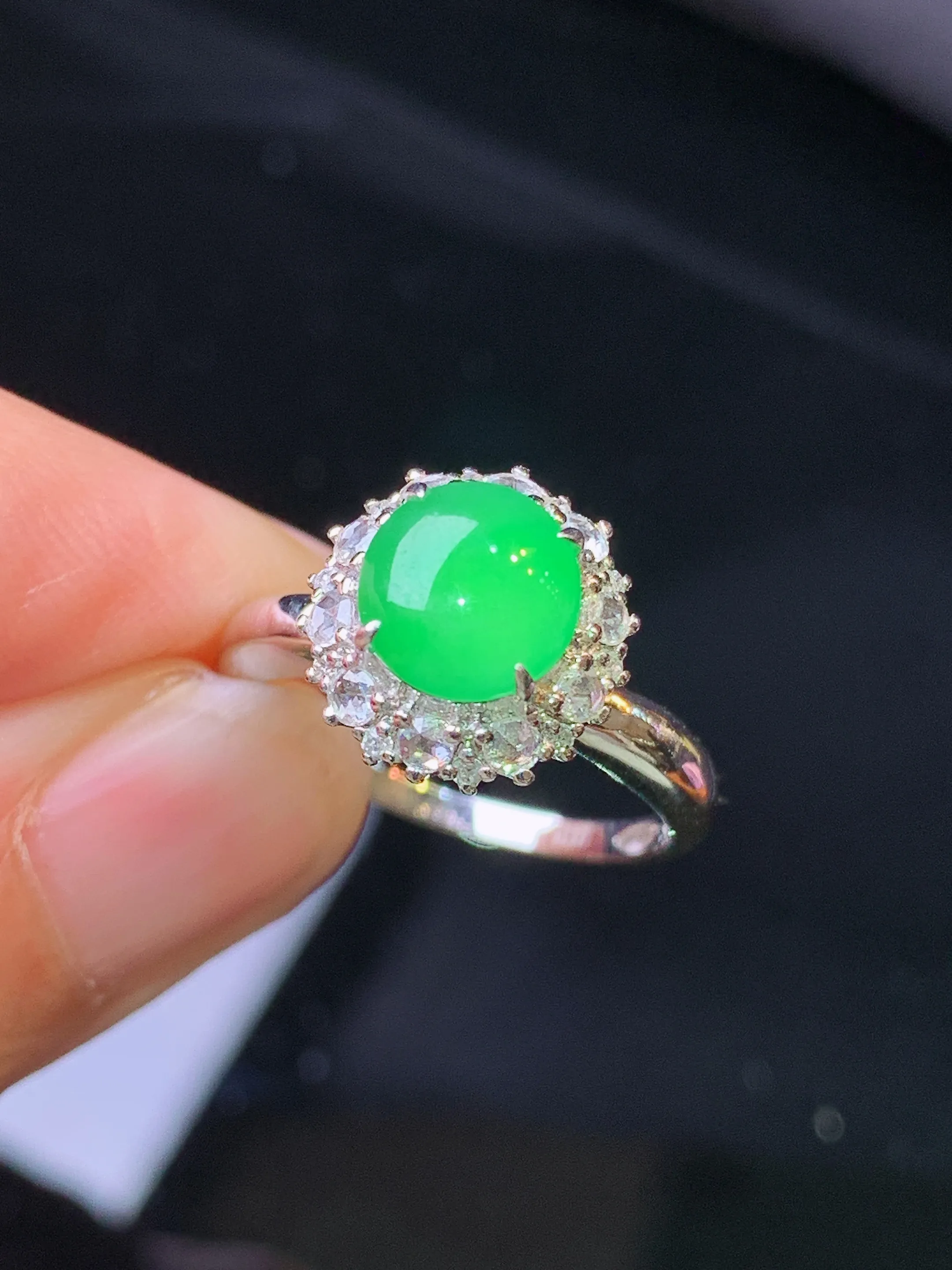 18金钻镶嵌翠绿蛋面戒指 玉质细腻 色泽清新艳丽 圈口12.5 整体尺寸11.6*11*10