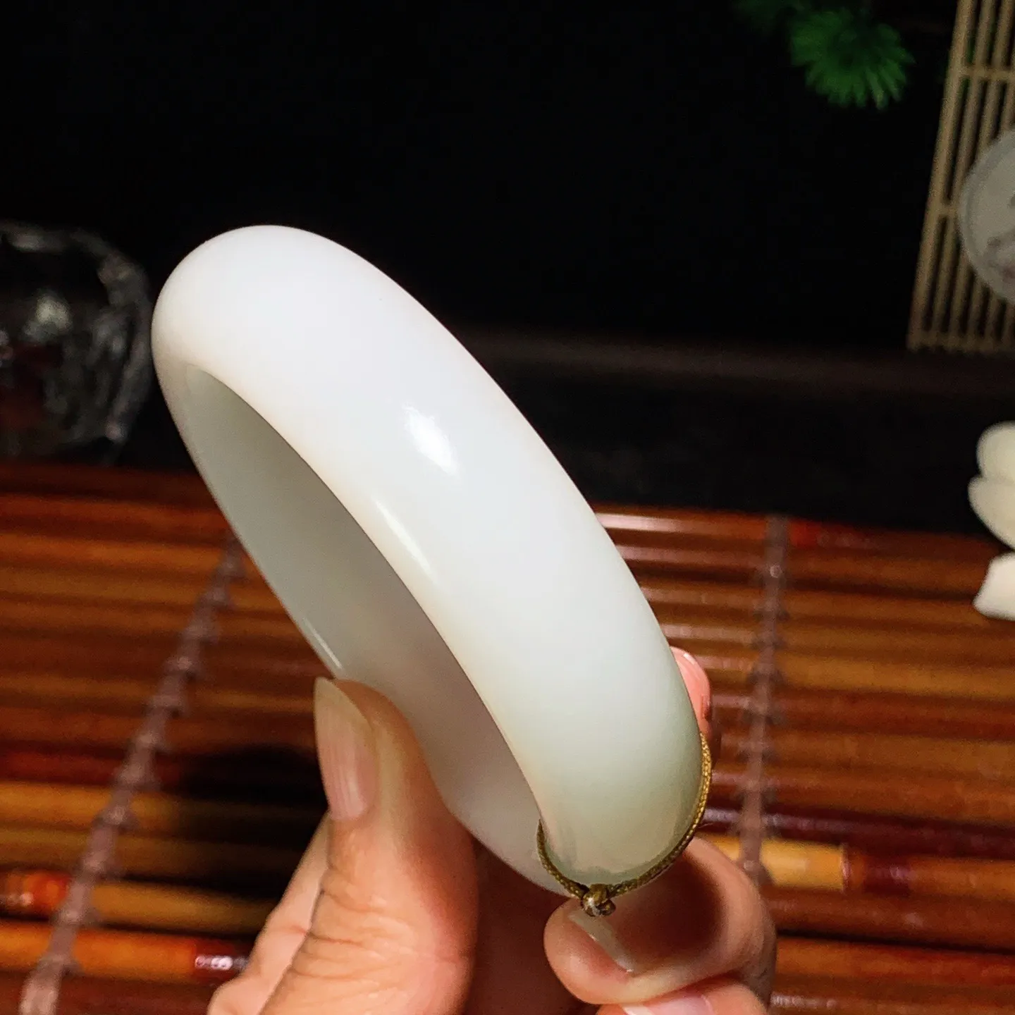 56圈口 新疆和田玉羊脂白籽料手镯 56圈口条宽 17厚10重83.6克。玉质细腻油润。手推出油。佩戴高端典雅。lt260125