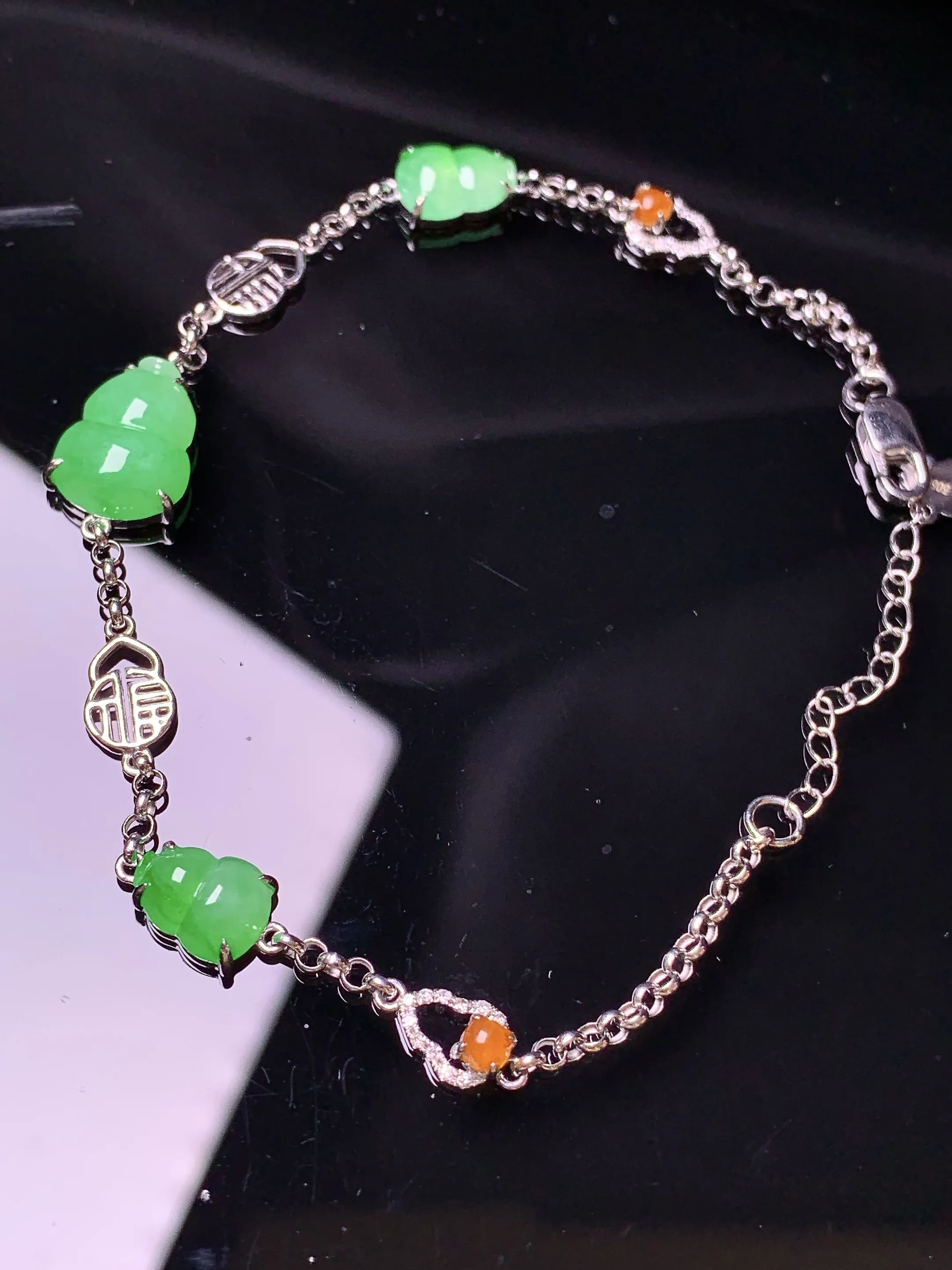 18金镶嵌翠绿葫芦手链 玉质细腻 色泽清新艳丽 整体尺寸11.2*8.5*3.8