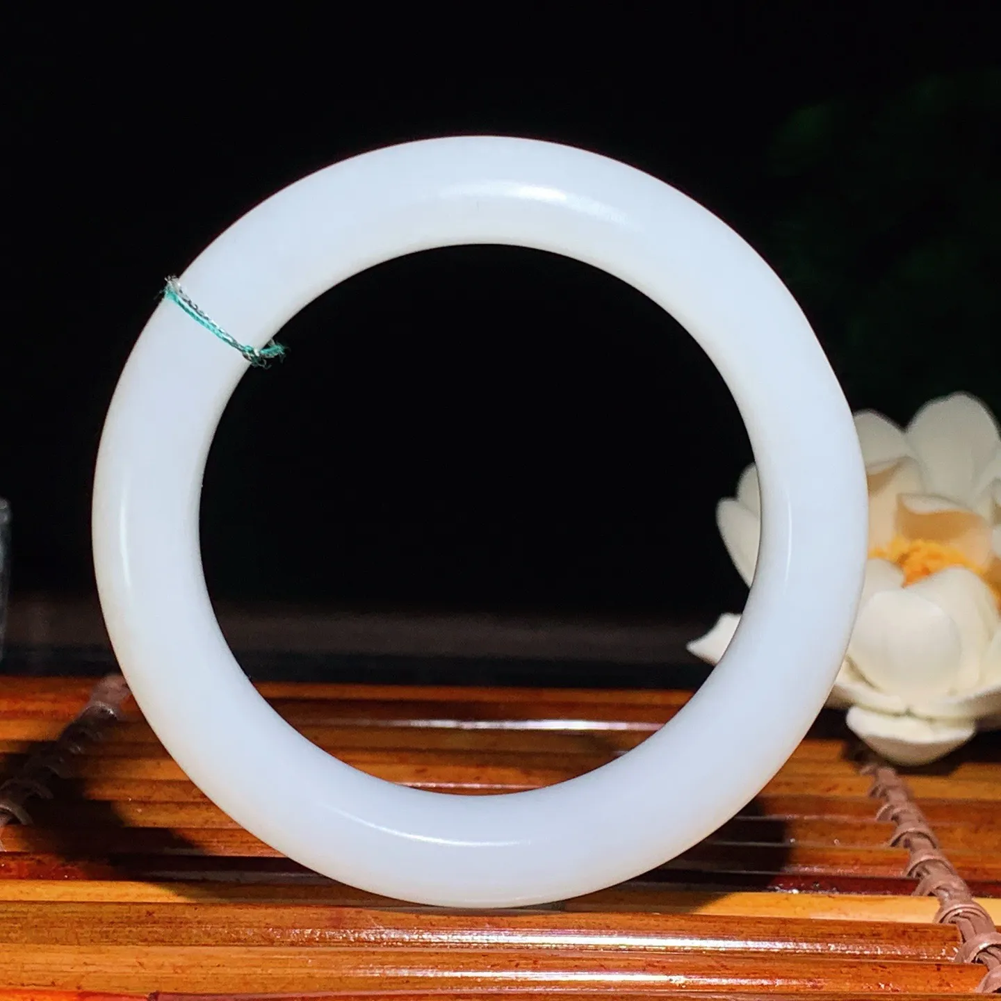 53圈口 新疆和田玉羊脂白手镯 53圈口条宽 14厚10重65克。玉质细腻油润。手推出油。佩戴高端典