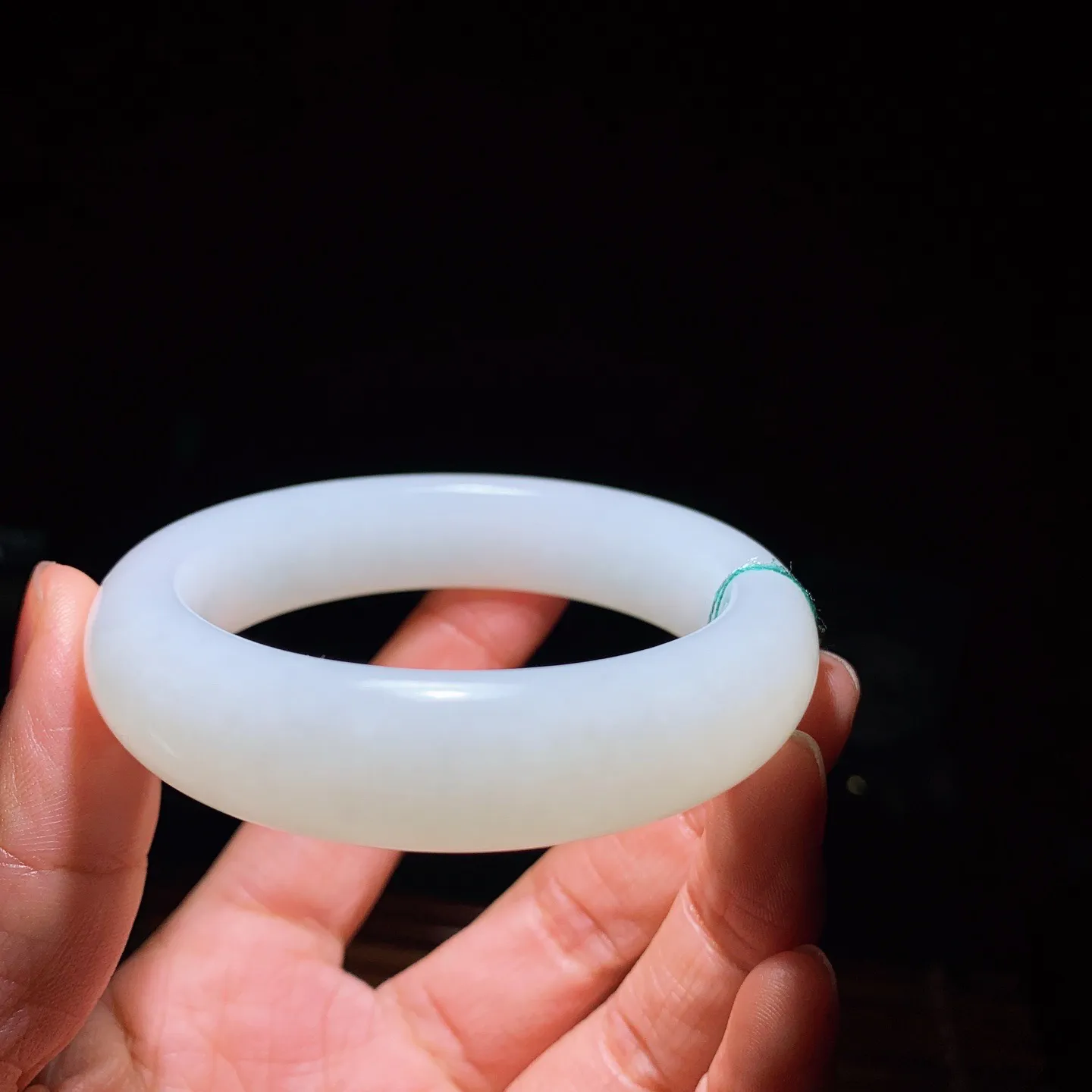 53圈口 新疆和田玉羊脂白手镯 53圈口条宽 14厚10重65克。玉质细腻油润。手推出油。佩戴高端典雅。lt260125