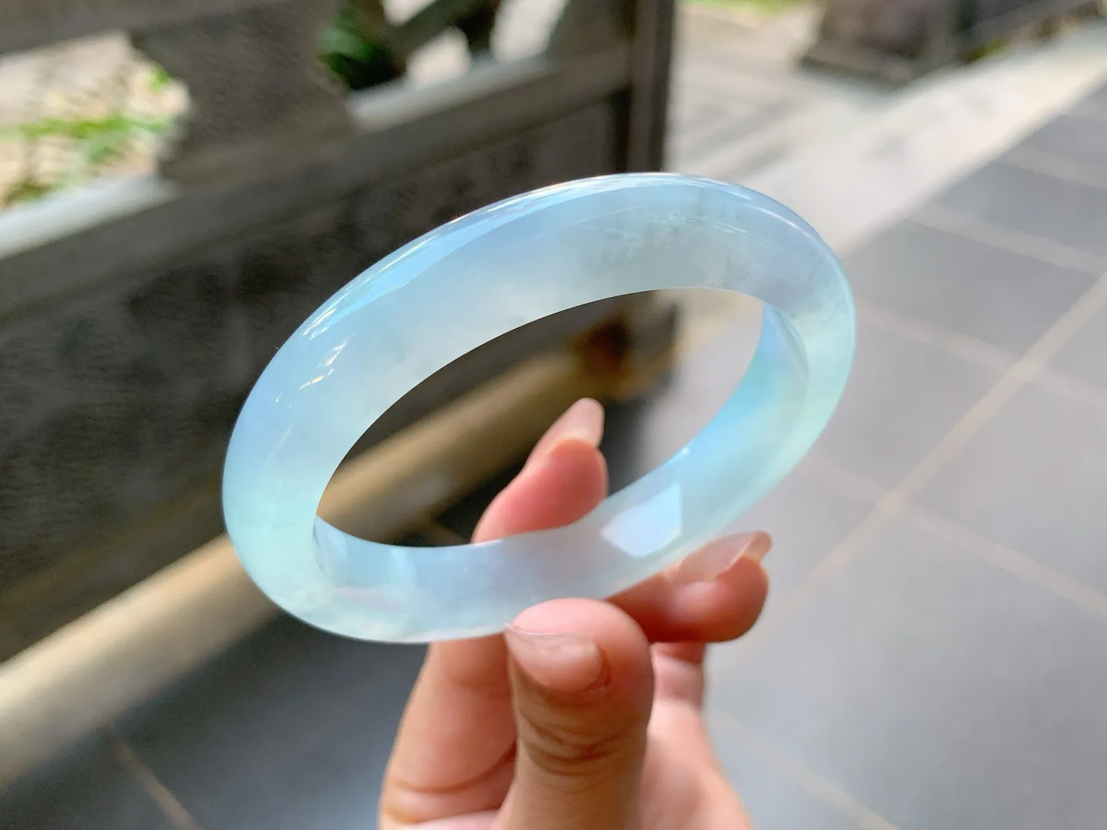 ｜57圈口
冰蓝水贵妃手镯，精致大方，有湖水蓝的透亮感，冰冰的大贵妃